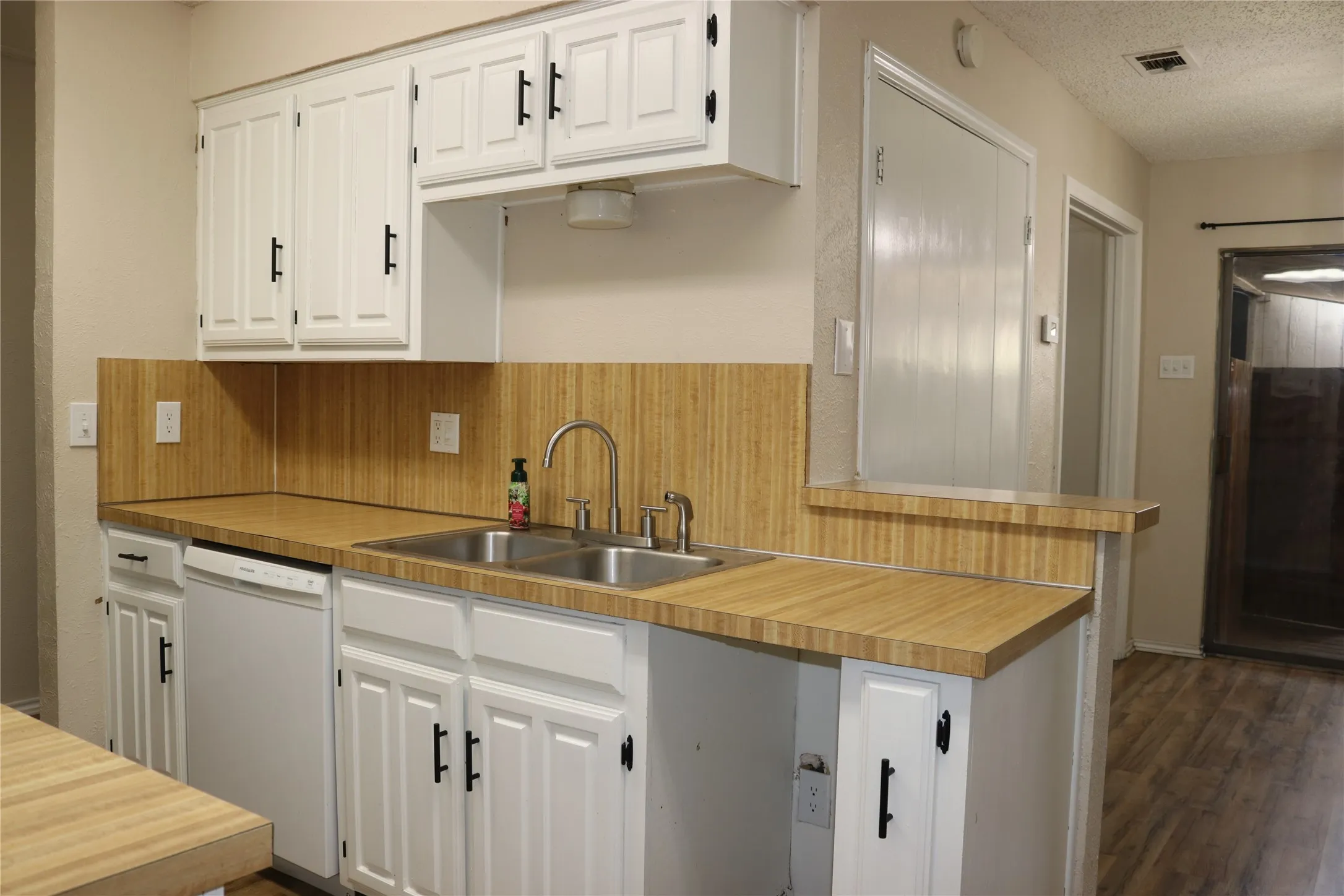 Single Family Residence For Sale in Dallas County , 1515 Cherrycrest Street, Dallas, Texas 75228, 2 Bedroom, 2 Bathroom, 2 Garage spaces, 1,220 Sqft, built in 1979, mls#21339130, Real Estate Agent in Dallas, Homes For Sale in Dallas county, Homes For Sale in Dallas, Realtor in Dallas Texas, Real Estate Brokerage Independent Realty Texas, Luminita Cordes Realtor