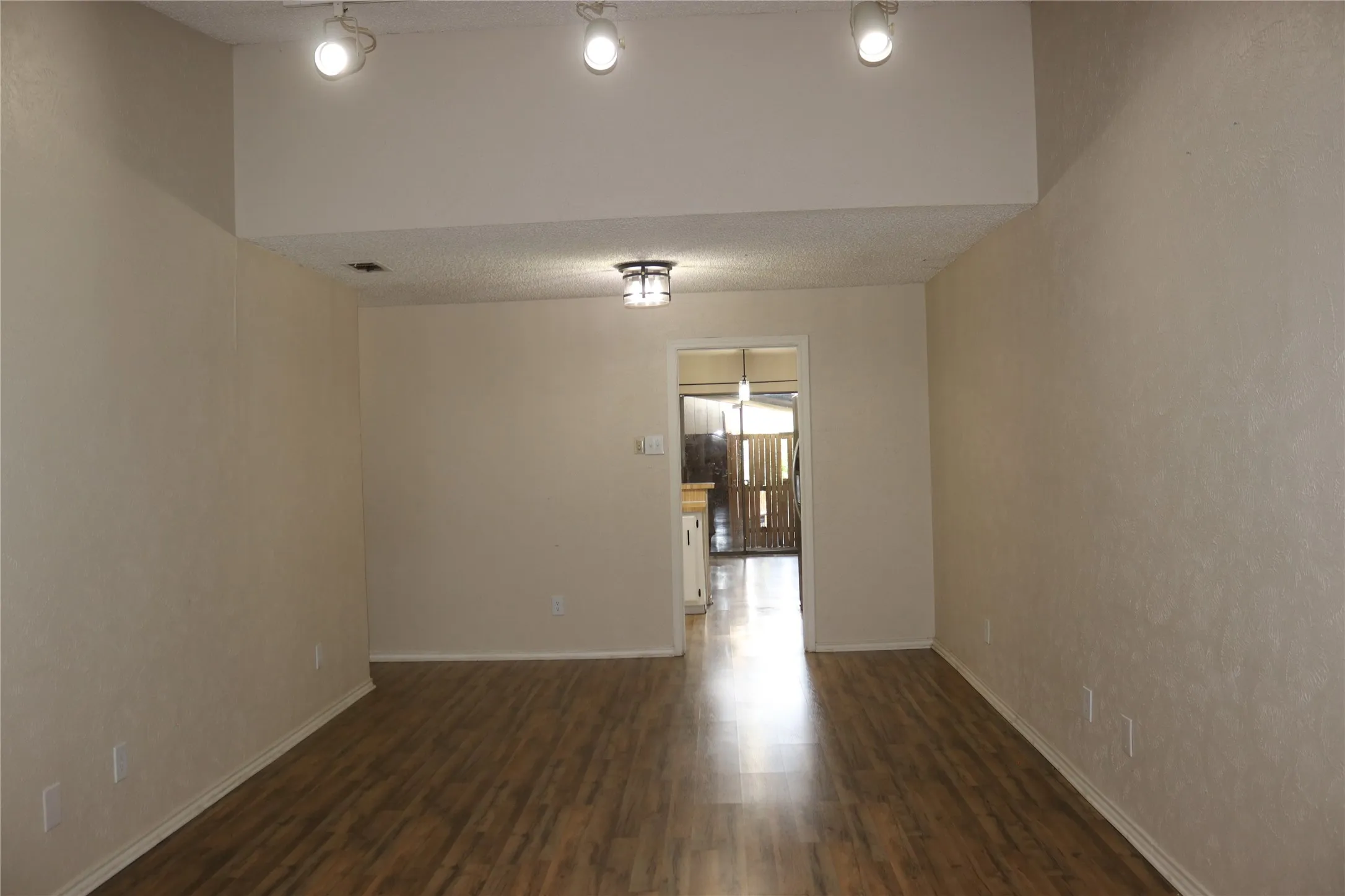 Single Family Residence For Sale in Dallas County , 1515 Cherrycrest Street, Dallas, Texas 75228, 2 Bedroom, 2 Bathroom, 2 Garage spaces, 1,220 Sqft, built in 1979, mls#21339130, Real Estate Agent in Dallas, Homes For Sale in Dallas county, Homes For Sale in Dallas, Realtor in Dallas Texas, Real Estate Brokerage Independent Realty Texas, Luminita Cordes Realtor