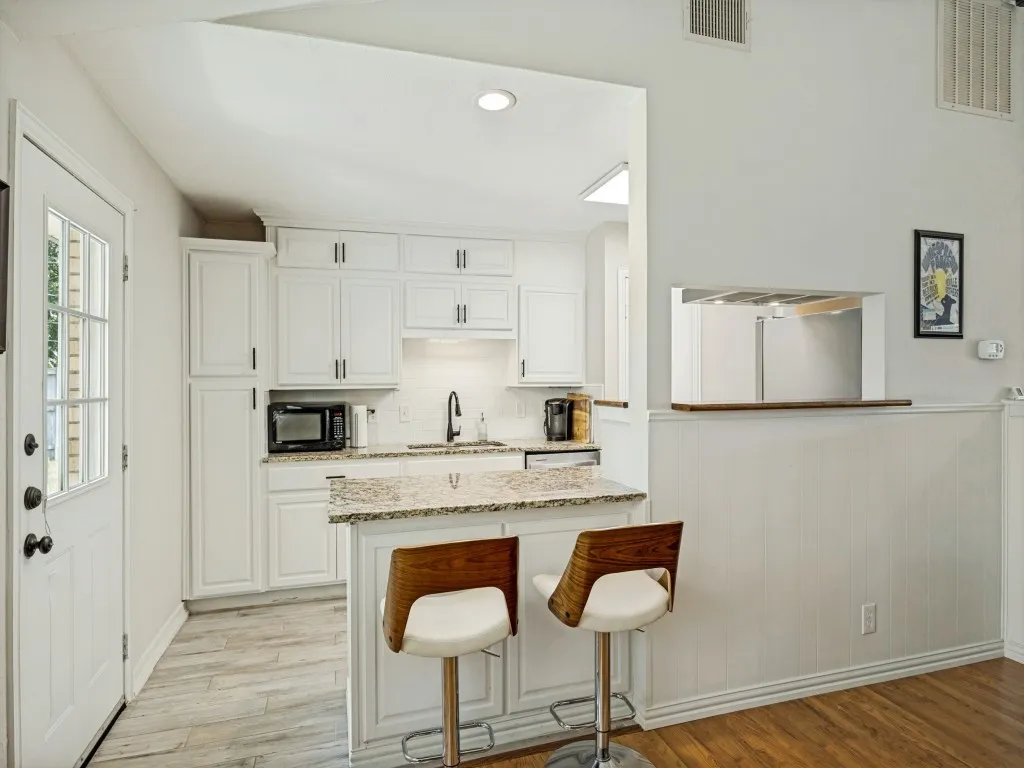 Single Family Residence For Sale in Dallas County , 922 Forreston Drive, Richardson, Texas 75080, 3 Bedroom, 2 Bathroom, 2 Garage spaces, 1,322 Sqft, built in 1963, mls#21336863, Real Estate Agent in Richardson, Homes For Sale in Dallas county, Homes For Sale in Richardson, Realtor in Richardson Texas, Real Estate Brokerage Independent Realty Texas, Luminita Cordes Realtor