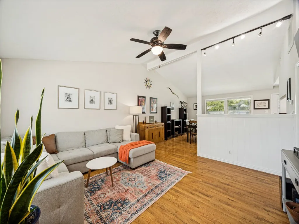 Single Family Residence For Sale in Dallas County , 922 Forreston Drive, Richardson, Texas 75080, 3 Bedroom, 2 Bathroom, 2 Garage spaces, 1,322 Sqft, built in 1963, mls#21336863, Real Estate Agent in Richardson, Homes For Sale in Dallas county, Homes For Sale in Richardson, Realtor in Richardson Texas, Real Estate Brokerage Independent Realty Texas, Luminita Cordes Realtor