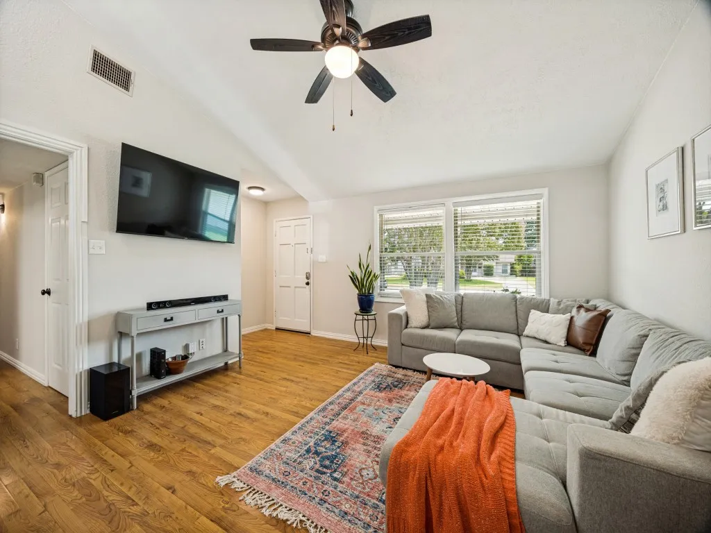 Single Family Residence For Sale in Dallas County , 922 Forreston Drive, Richardson, Texas 75080, 3 Bedroom, 2 Bathroom, 2 Garage spaces, 1,322 Sqft, built in 1963, mls#21336863, Real Estate Agent in Richardson, Homes For Sale in Dallas county, Homes For Sale in Richardson, Realtor in Richardson Texas, Real Estate Brokerage Independent Realty Texas, Luminita Cordes Realtor