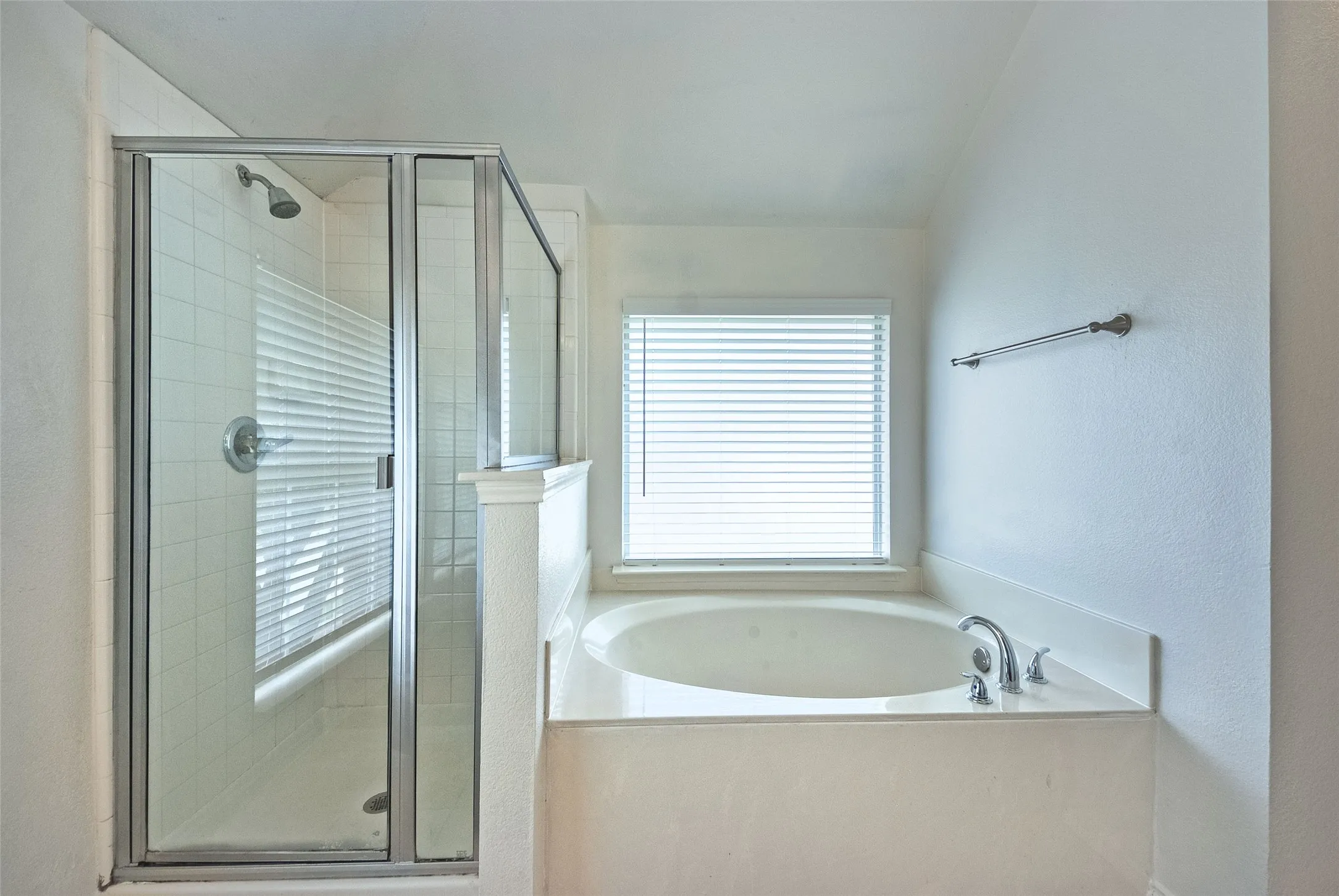 Single Family Residence For Sale in Denton County , 3922 Rolling Oaks Drive, Carrollton, Texas 75007, 4 Bedroom, 3 Bathroom, 2 Garage spaces, 2,498 Sqft, built in 1998, mls#21339095, Real Estate Agent in Carrollton, Homes For Sale in Denton county, Homes For Sale in Carrollton, Realtor in Carrollton Texas, Real Estate Brokerage Independent Realty Texas, Luminita Cordes Realtor