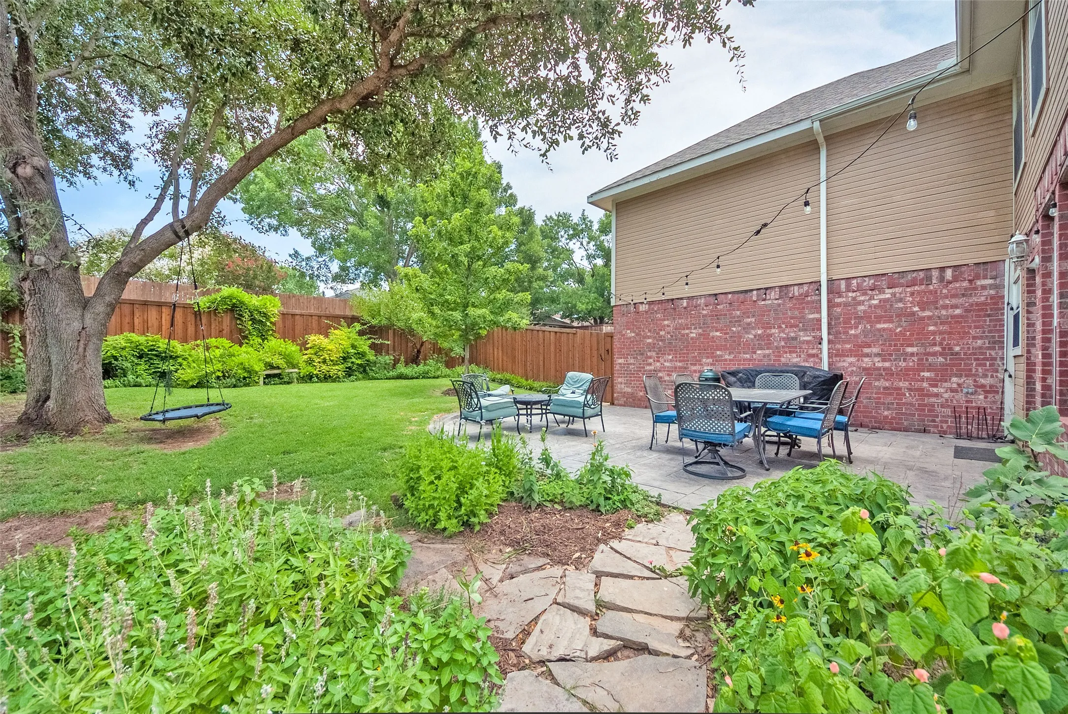 Single Family Residence For Sale in Denton County , 3922 Rolling Oaks Drive, Carrollton, Texas 75007, 4 Bedroom, 3 Bathroom, 2 Garage spaces, 2,498 Sqft, built in 1998, mls#21339095, Real Estate Agent in Carrollton, Homes For Sale in Denton county, Homes For Sale in Carrollton, Realtor in Carrollton Texas, Real Estate Brokerage Independent Realty Texas, Luminita Cordes Realtor