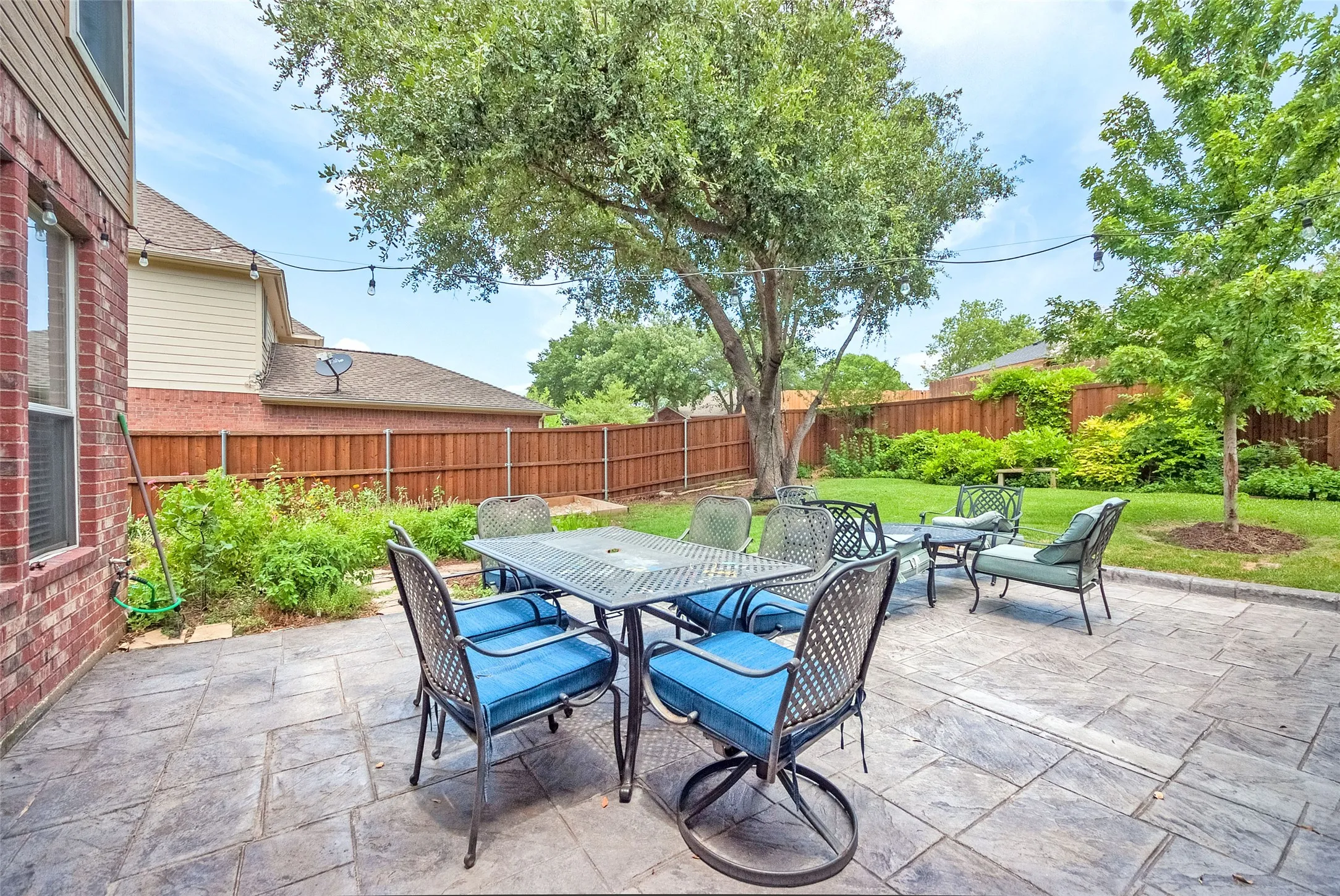 Single Family Residence For Sale in Denton County , 3922 Rolling Oaks Drive, Carrollton, Texas 75007, 4 Bedroom, 3 Bathroom, 2 Garage spaces, 2,498 Sqft, built in 1998, mls#21339095, Real Estate Agent in Carrollton, Homes For Sale in Denton county, Homes For Sale in Carrollton, Realtor in Carrollton Texas, Real Estate Brokerage Independent Realty Texas, Luminita Cordes Realtor