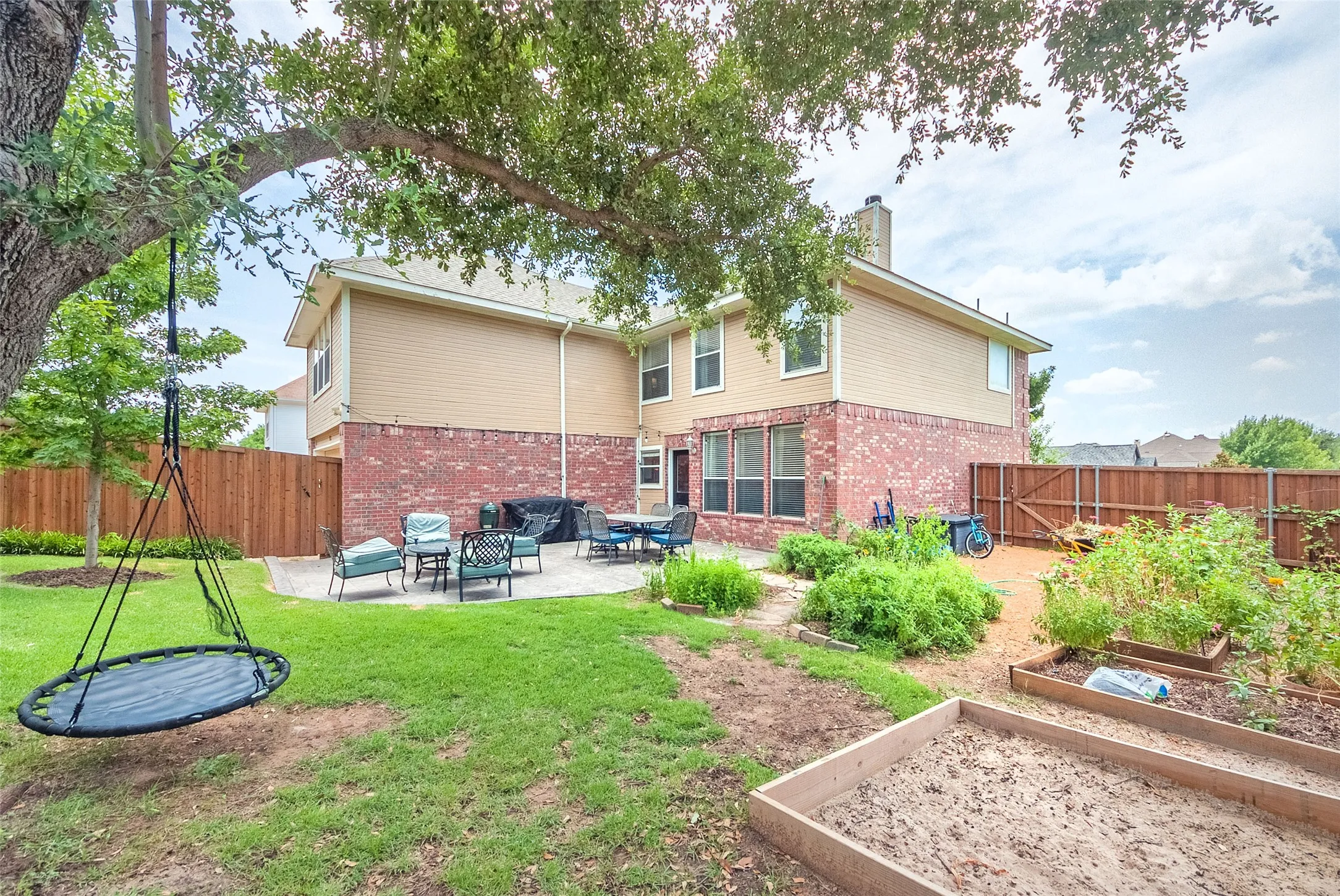 Single Family Residence For Sale in Denton County , 3922 Rolling Oaks Drive, Carrollton, Texas 75007, 4 Bedroom, 3 Bathroom, 2 Garage spaces, 2,498 Sqft, built in 1998, mls#21339095, Real Estate Agent in Carrollton, Homes For Sale in Denton county, Homes For Sale in Carrollton, Realtor in Carrollton Texas, Real Estate Brokerage Independent Realty Texas, Luminita Cordes Realtor