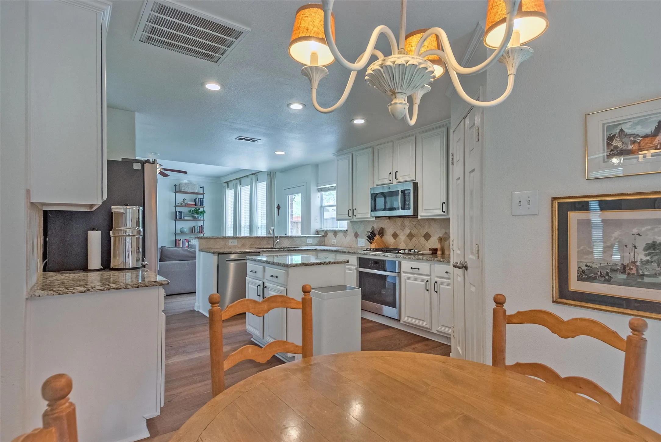 Single Family Residence For Sale in Denton County , 3922 Rolling Oaks Drive, Carrollton, Texas 75007, 4 Bedroom, 3 Bathroom, 2 Garage spaces, 2,498 Sqft, built in 1998, mls#21339095, Real Estate Agent in Carrollton, Homes For Sale in Denton county, Homes For Sale in Carrollton, Realtor in Carrollton Texas, Real Estate Brokerage Independent Realty Texas, Luminita Cordes Realtor