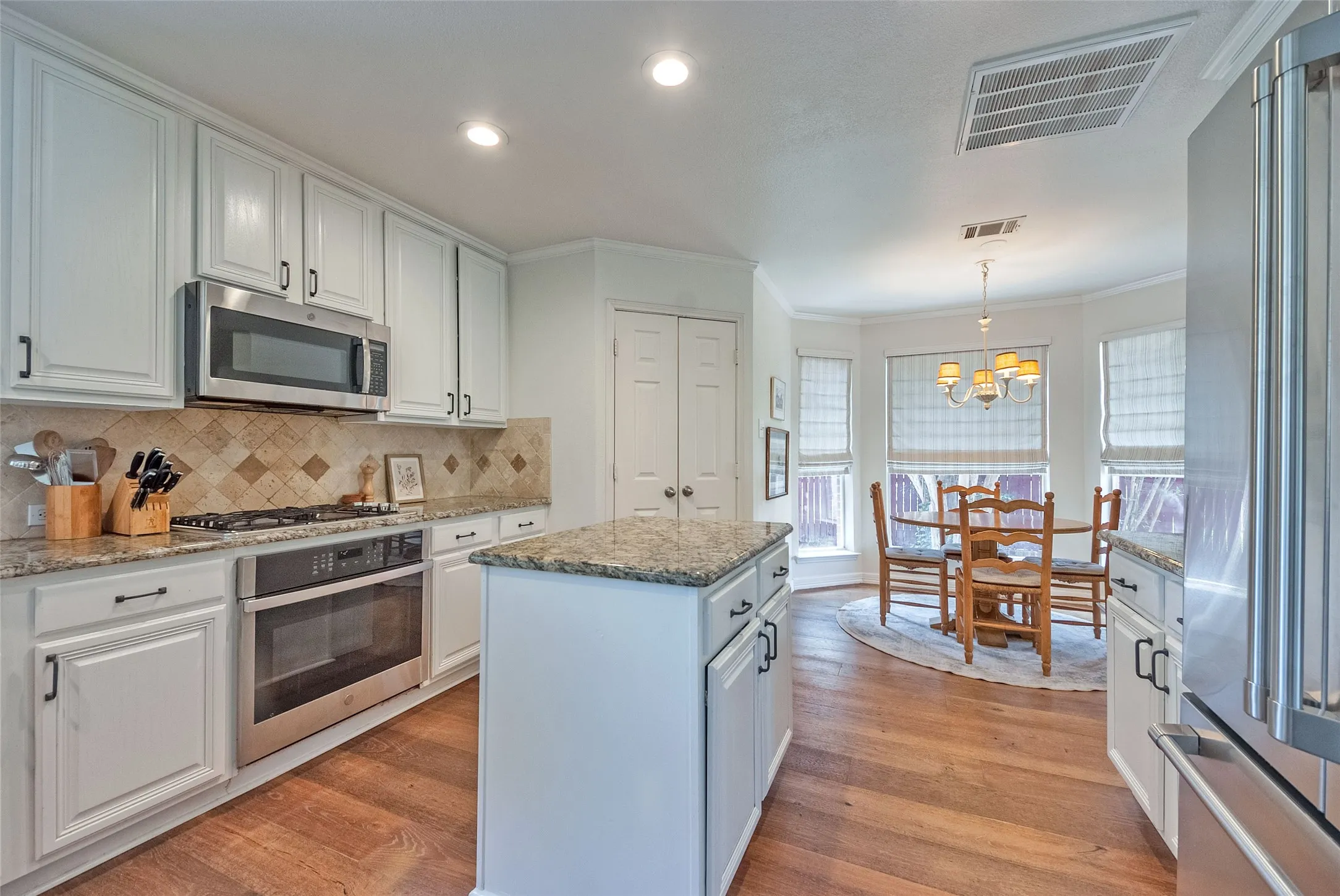 Single Family Residence For Sale in Denton County , 3922 Rolling Oaks Drive, Carrollton, Texas 75007, 4 Bedroom, 3 Bathroom, 2 Garage spaces, 2,498 Sqft, built in 1998, mls#21339095, Real Estate Agent in Carrollton, Homes For Sale in Denton county, Homes For Sale in Carrollton, Realtor in Carrollton Texas, Real Estate Brokerage Independent Realty Texas, Luminita Cordes Realtor