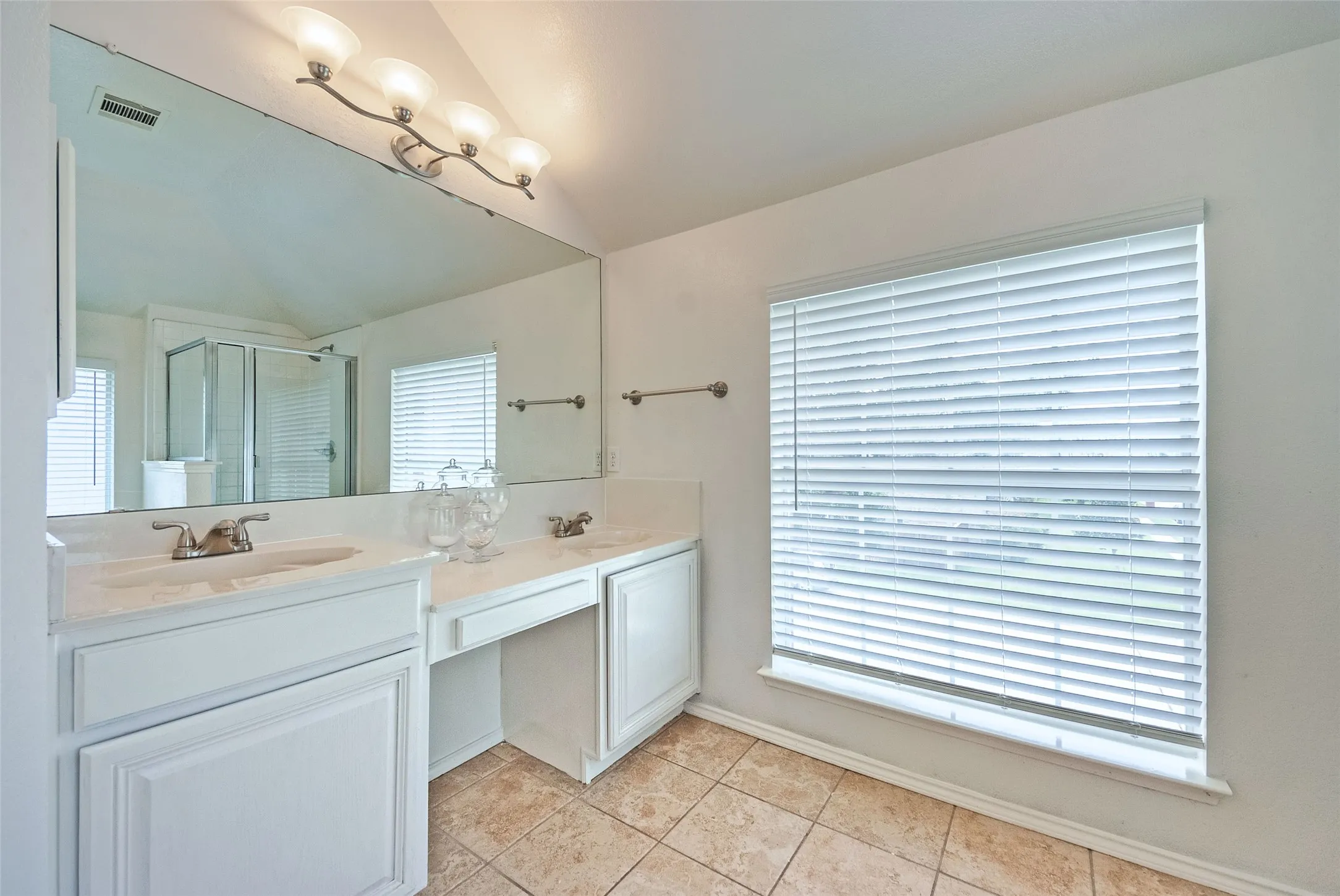 Single Family Residence For Sale in Denton County , 3922 Rolling Oaks Drive, Carrollton, Texas 75007, 4 Bedroom, 3 Bathroom, 2 Garage spaces, 2,498 Sqft, built in 1998, mls#21339095, Real Estate Agent in Carrollton, Homes For Sale in Denton county, Homes For Sale in Carrollton, Realtor in Carrollton Texas, Real Estate Brokerage Independent Realty Texas, Luminita Cordes Realtor