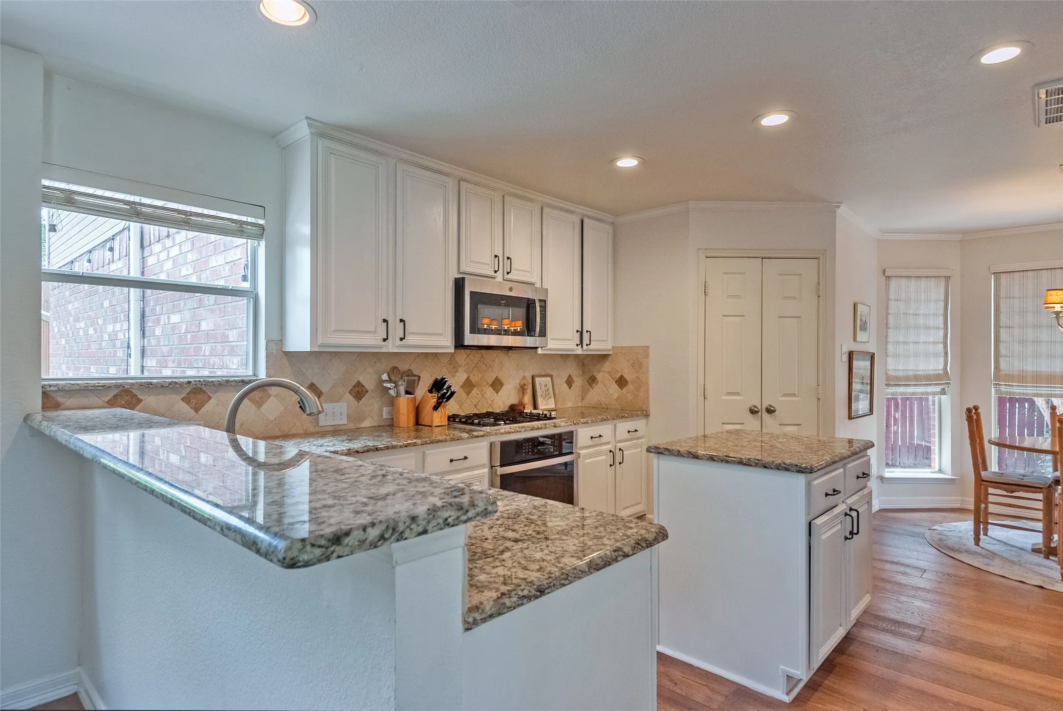 Single Family Residence For Sale in Denton County , 3922 Rolling Oaks Drive, Carrollton, Texas 75007, 4 Bedroom, 3 Bathroom, 2 Garage spaces, 2,498 Sqft, built in 1998, mls#21339095, Real Estate Agent in Carrollton, Homes For Sale in Denton county, Homes For Sale in Carrollton, Realtor in Carrollton Texas, Real Estate Brokerage Independent Realty Texas, Luminita Cordes Realtor