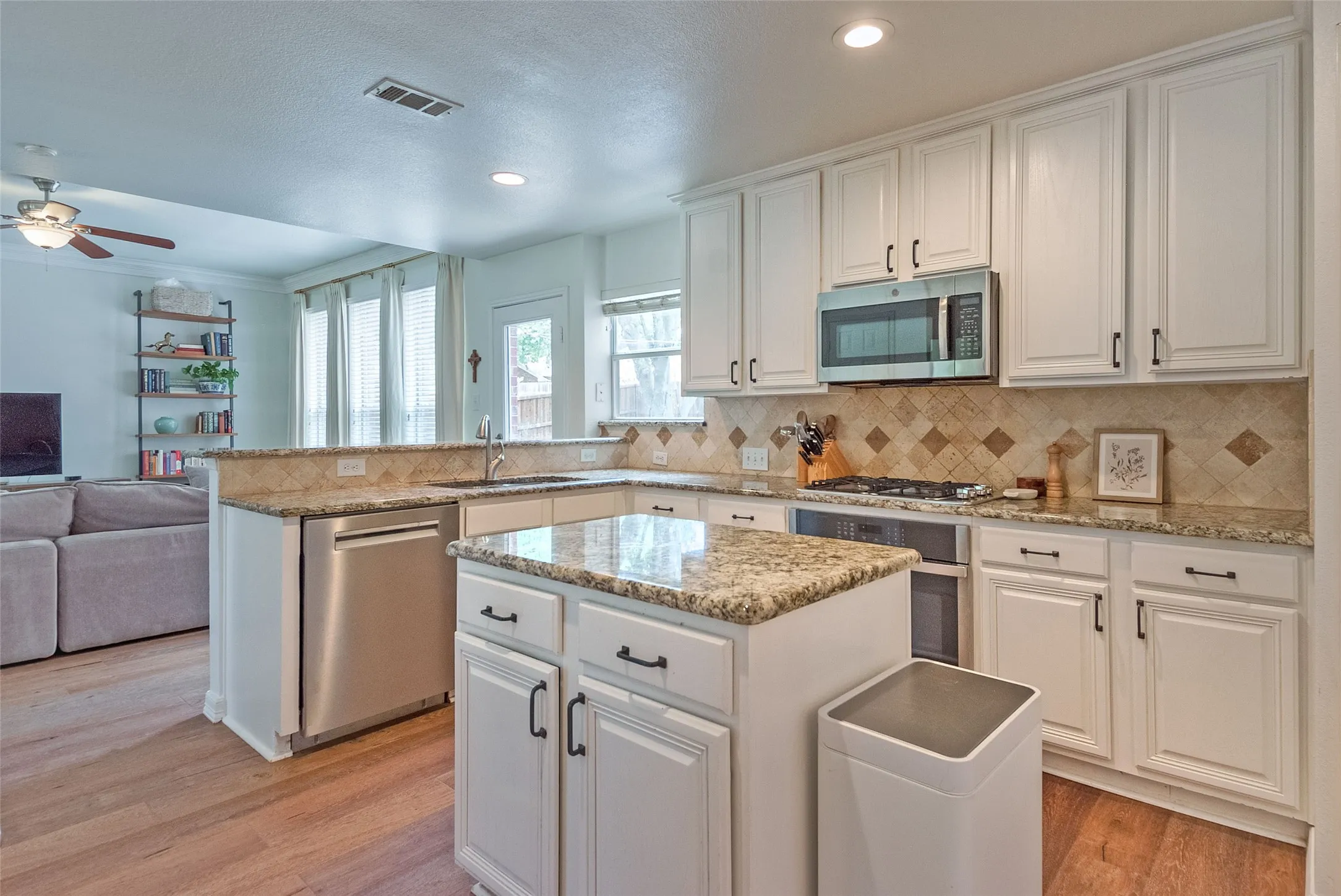 Single Family Residence For Sale in Denton County , 3922 Rolling Oaks Drive, Carrollton, Texas 75007, 4 Bedroom, 3 Bathroom, 2 Garage spaces, 2,498 Sqft, built in 1998, mls#21339095, Real Estate Agent in Carrollton, Homes For Sale in Denton county, Homes For Sale in Carrollton, Realtor in Carrollton Texas, Real Estate Brokerage Independent Realty Texas, Luminita Cordes Realtor