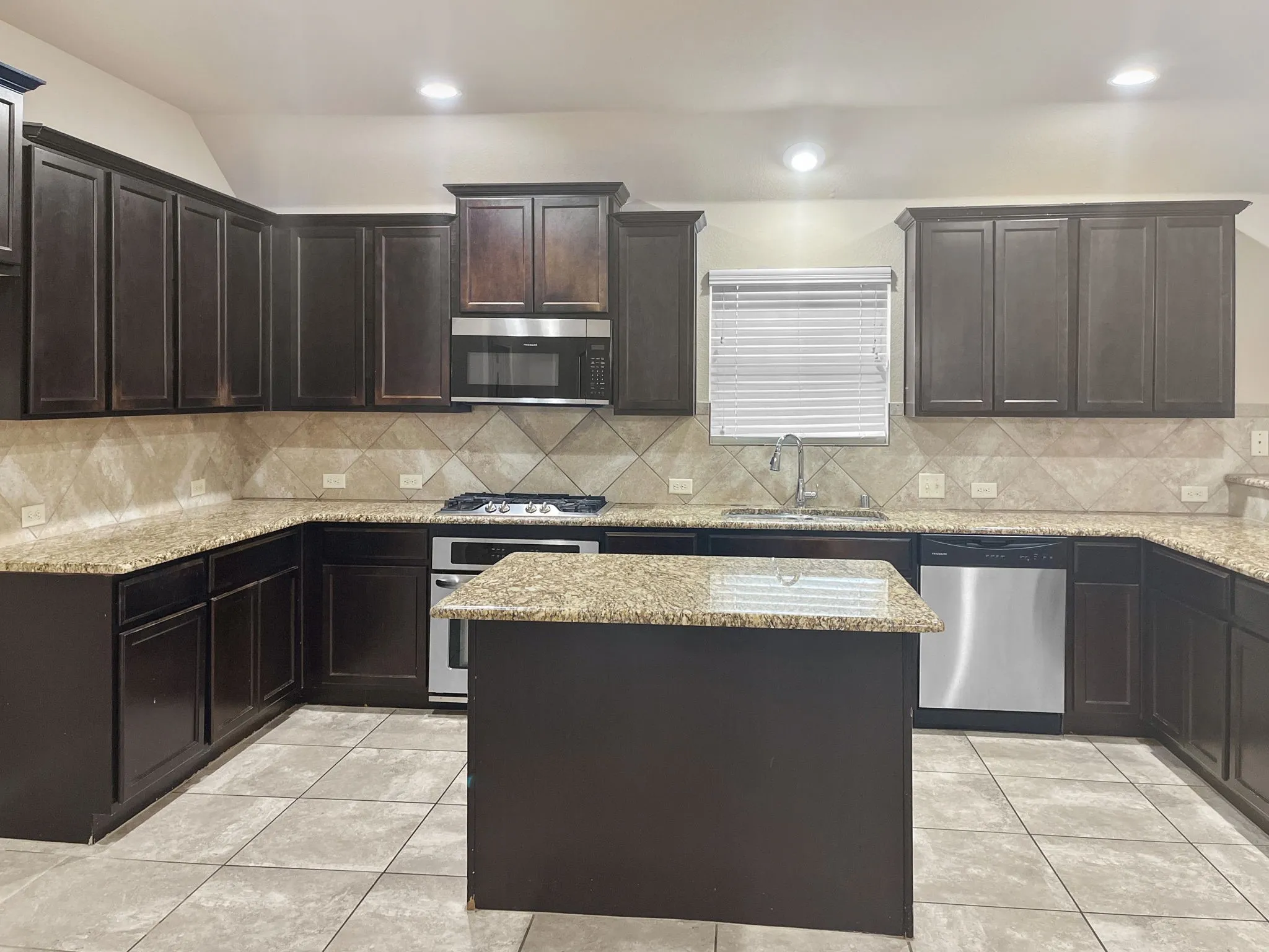 Single Family Residence For Rent in Collin County , 10209 Pear Valley Road, Mc Kinney, Texas 75072, 3 Bedroom, 3 Bathroom, 2 Garage spaces, 2,014 Sqft, built in 2015, mls#21334773, Real Estate Agent in Mc Kinney, Homes For Rent in Collin county, Homes For Rent in Mc Kinney, Realtor in Mc Kinney Texas, Real Estate Brokerage Independent Realty Texas, Luminita Cordes Realtor
