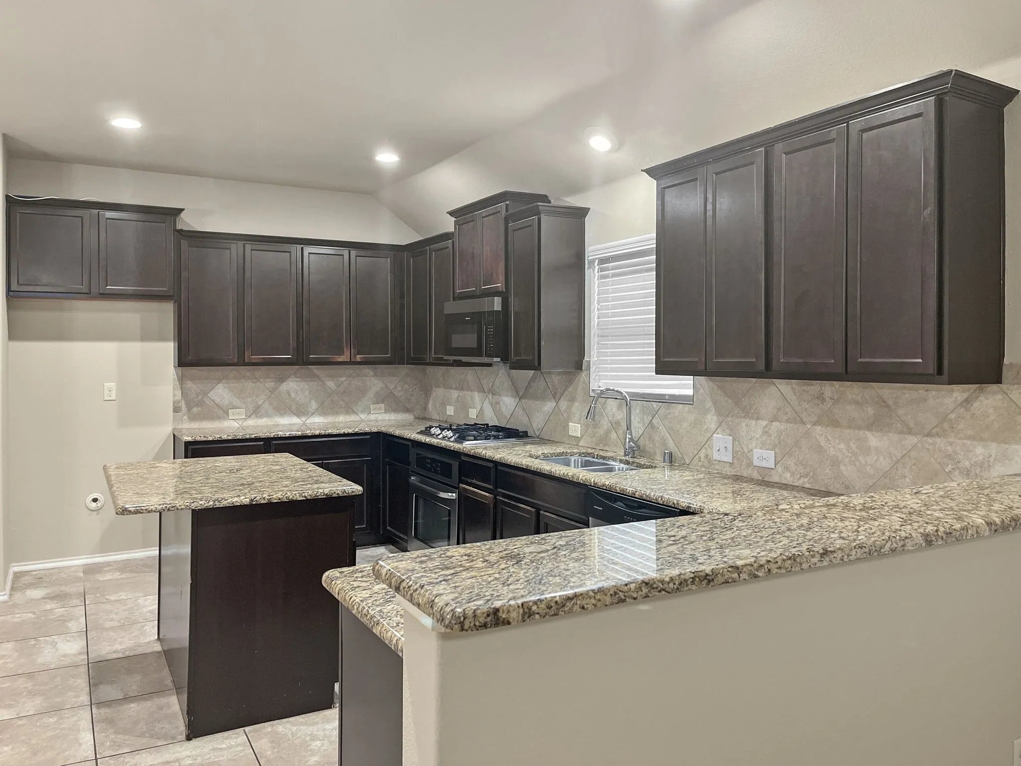 Single Family Residence For Rent in Collin County , 10209 Pear Valley Road, Mc Kinney, Texas 75072, 3 Bedroom, 3 Bathroom, 2 Garage spaces, 2,014 Sqft, built in 2015, mls#21334773, Real Estate Agent in Mc Kinney, Homes For Rent in Collin county, Homes For Rent in Mc Kinney, Realtor in Mc Kinney Texas, Real Estate Brokerage Independent Realty Texas, Luminita Cordes Realtor