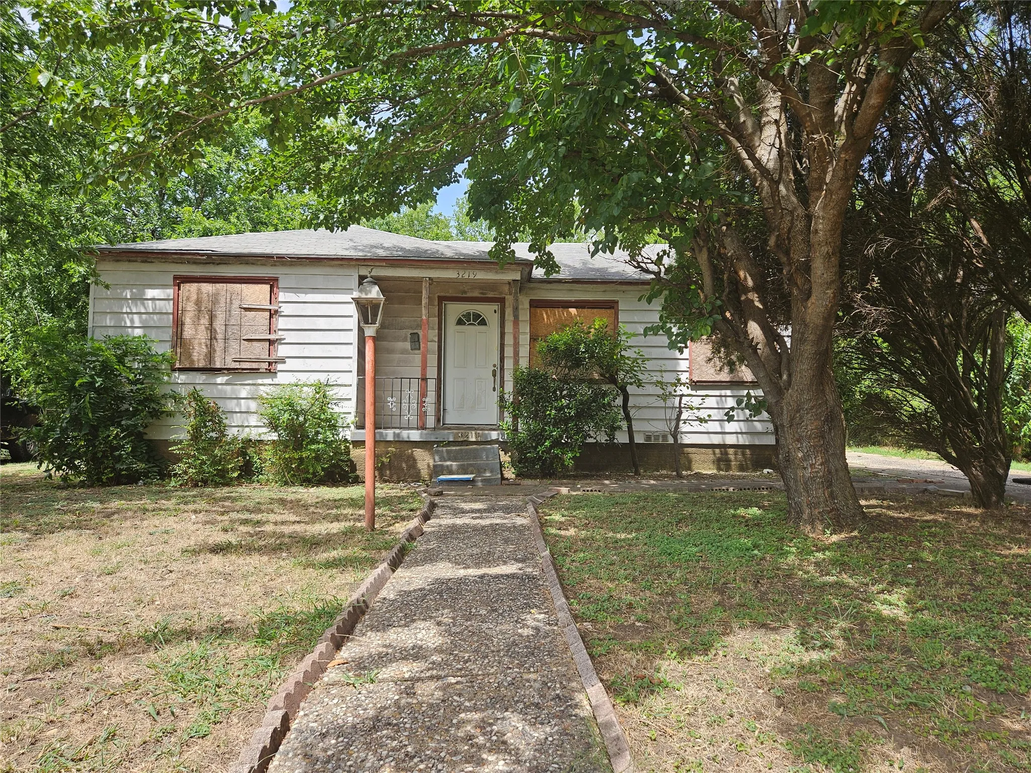 Single Family Residence For Sale in Dallas County , 3219 Idaho Avenue, Dallas, Texas 75216, 2 Bedroom, 1 Bathroom, 1 Garage spaces, 944 Sqft, built in 1948, mls#21332688, Real Estate Agent in Dallas, Homes For Sale in Dallas county, Homes For Sale in Dallas, Realtor in Dallas Texas, Real Estate Brokerage Independent Realty Texas, Luminita Cordes Realtor
