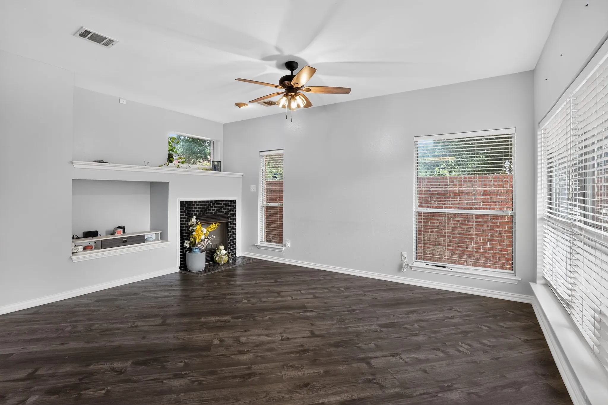 Single Family Residence For Sale in Dallas County , 10201 Perkins Drive, Irving, Texas 75063, 4 Bedroom, 3 Bathroom, 2 Garage spaces, 2,422 Sqft, built in 1994, mls#21339160, Real Estate Agent in Irving, Homes For Sale in Dallas county, Homes For Sale in Irving, Realtor in Irving Texas, Real Estate Brokerage Independent Realty Texas, Luminita Cordes Realtor