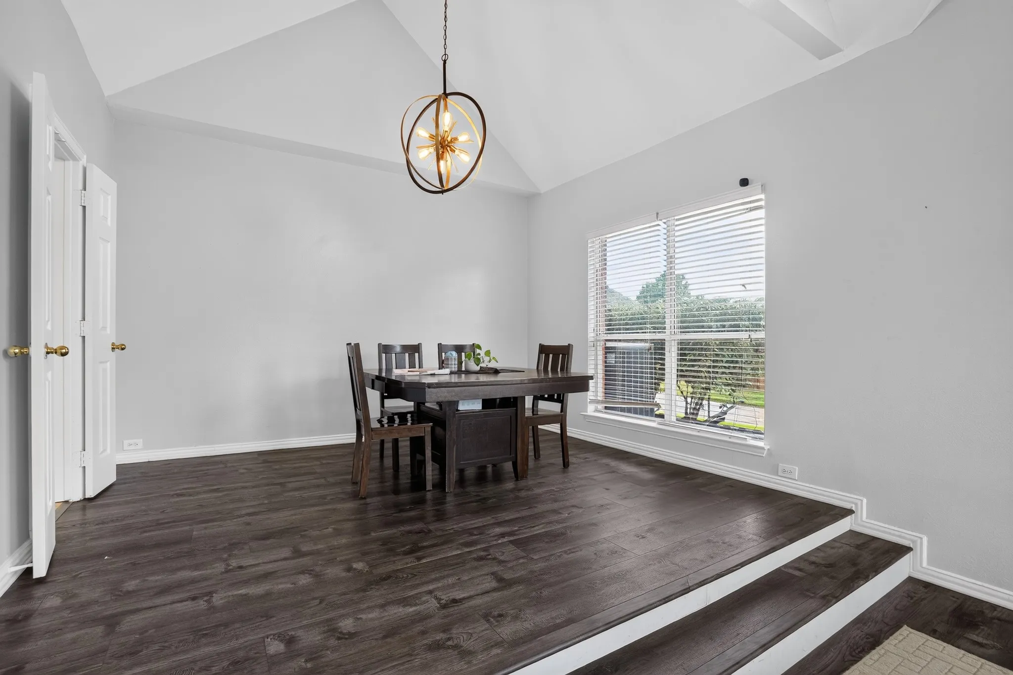 Single Family Residence For Sale in Dallas County , 10201 Perkins Drive, Irving, Texas 75063, 4 Bedroom, 3 Bathroom, 2 Garage spaces, 2,422 Sqft, built in 1994, mls#21339160, Real Estate Agent in Irving, Homes For Sale in Dallas county, Homes For Sale in Irving, Realtor in Irving Texas, Real Estate Brokerage Independent Realty Texas, Luminita Cordes Realtor