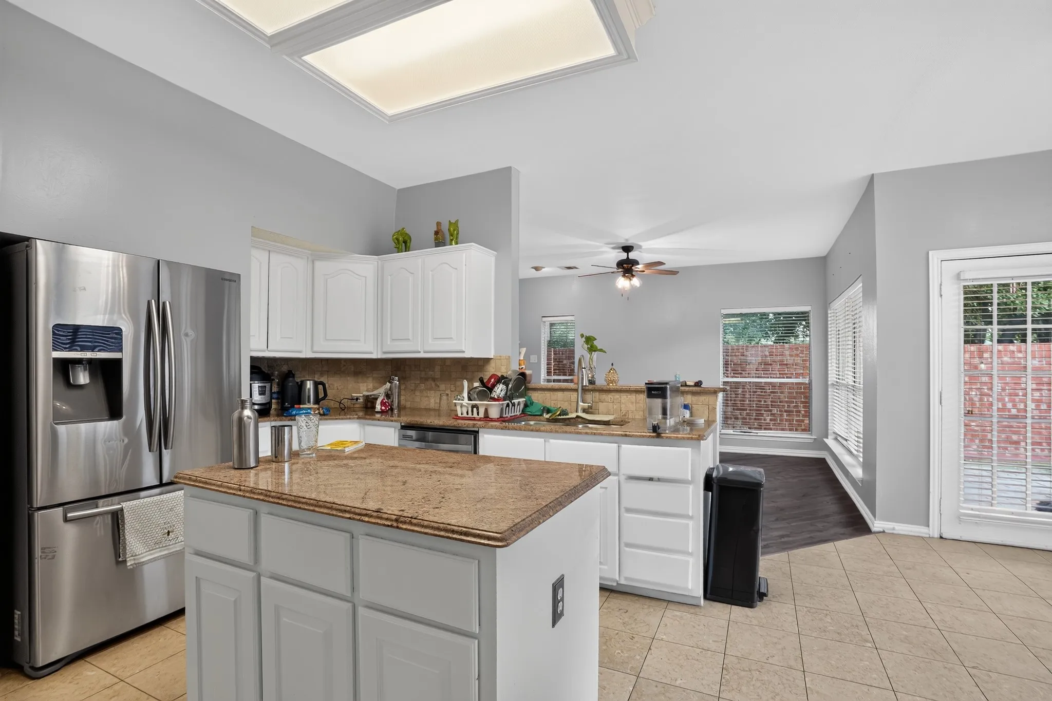 Single Family Residence For Sale in Dallas County , 10201 Perkins Drive, Irving, Texas 75063, 4 Bedroom, 3 Bathroom, 2 Garage spaces, 2,422 Sqft, built in 1994, mls#21339160, Real Estate Agent in Irving, Homes For Sale in Dallas county, Homes For Sale in Irving, Realtor in Irving Texas, Real Estate Brokerage Independent Realty Texas, Luminita Cordes Realtor