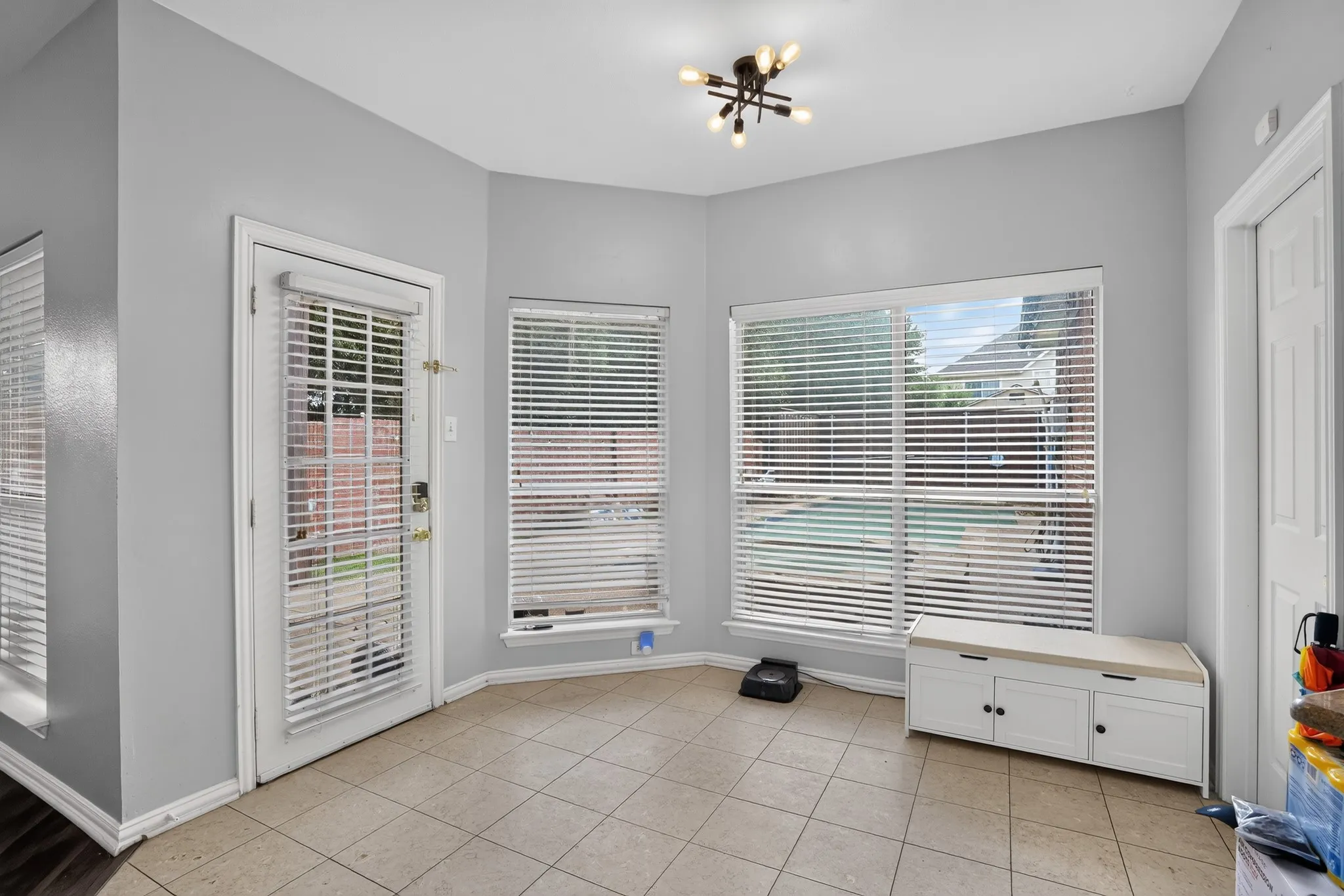 Single Family Residence For Sale in Dallas County , 10201 Perkins Drive, Irving, Texas 75063, 4 Bedroom, 3 Bathroom, 2 Garage spaces, 2,422 Sqft, built in 1994, mls#21339160, Real Estate Agent in Irving, Homes For Sale in Dallas county, Homes For Sale in Irving, Realtor in Irving Texas, Real Estate Brokerage Independent Realty Texas, Luminita Cordes Realtor