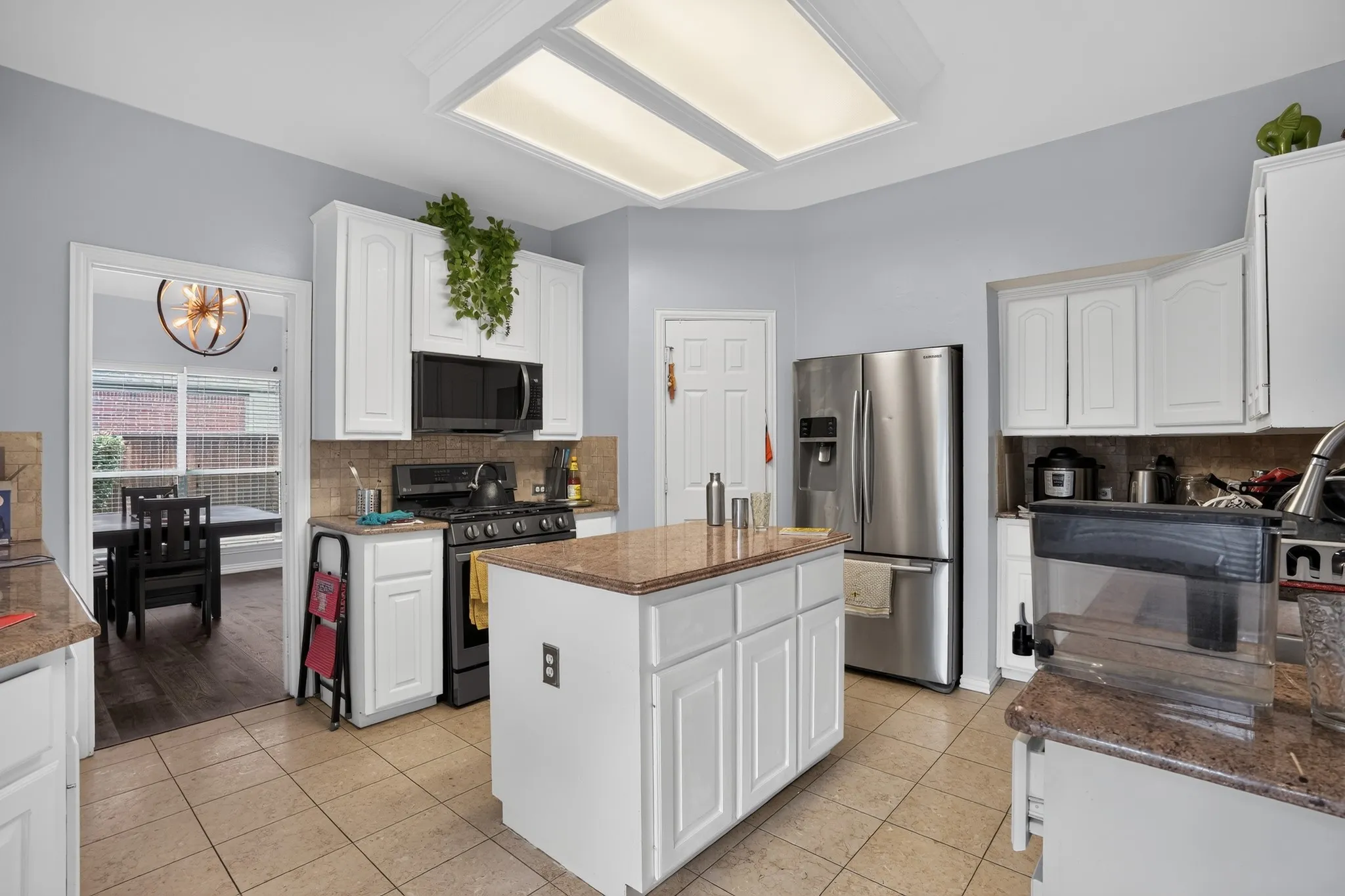 Single Family Residence For Sale in Dallas County , 10201 Perkins Drive, Irving, Texas 75063, 4 Bedroom, 3 Bathroom, 2 Garage spaces, 2,422 Sqft, built in 1994, mls#21339160, Real Estate Agent in Irving, Homes For Sale in Dallas county, Homes For Sale in Irving, Realtor in Irving Texas, Real Estate Brokerage Independent Realty Texas, Luminita Cordes Realtor