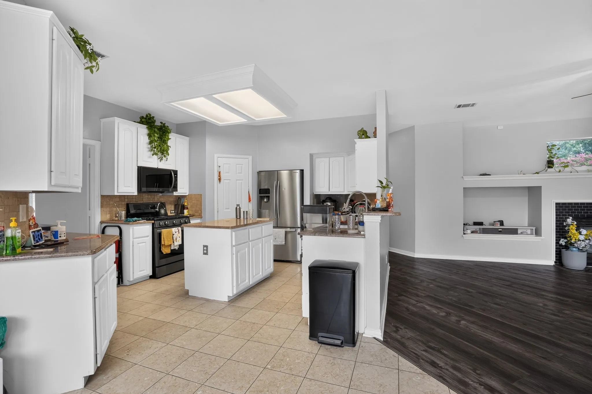 Single Family Residence For Sale in Dallas County , 10201 Perkins Drive, Irving, Texas 75063, 4 Bedroom, 3 Bathroom, 2 Garage spaces, 2,422 Sqft, built in 1994, mls#21339160, Real Estate Agent in Irving, Homes For Sale in Dallas county, Homes For Sale in Irving, Realtor in Irving Texas, Real Estate Brokerage Independent Realty Texas, Luminita Cordes Realtor