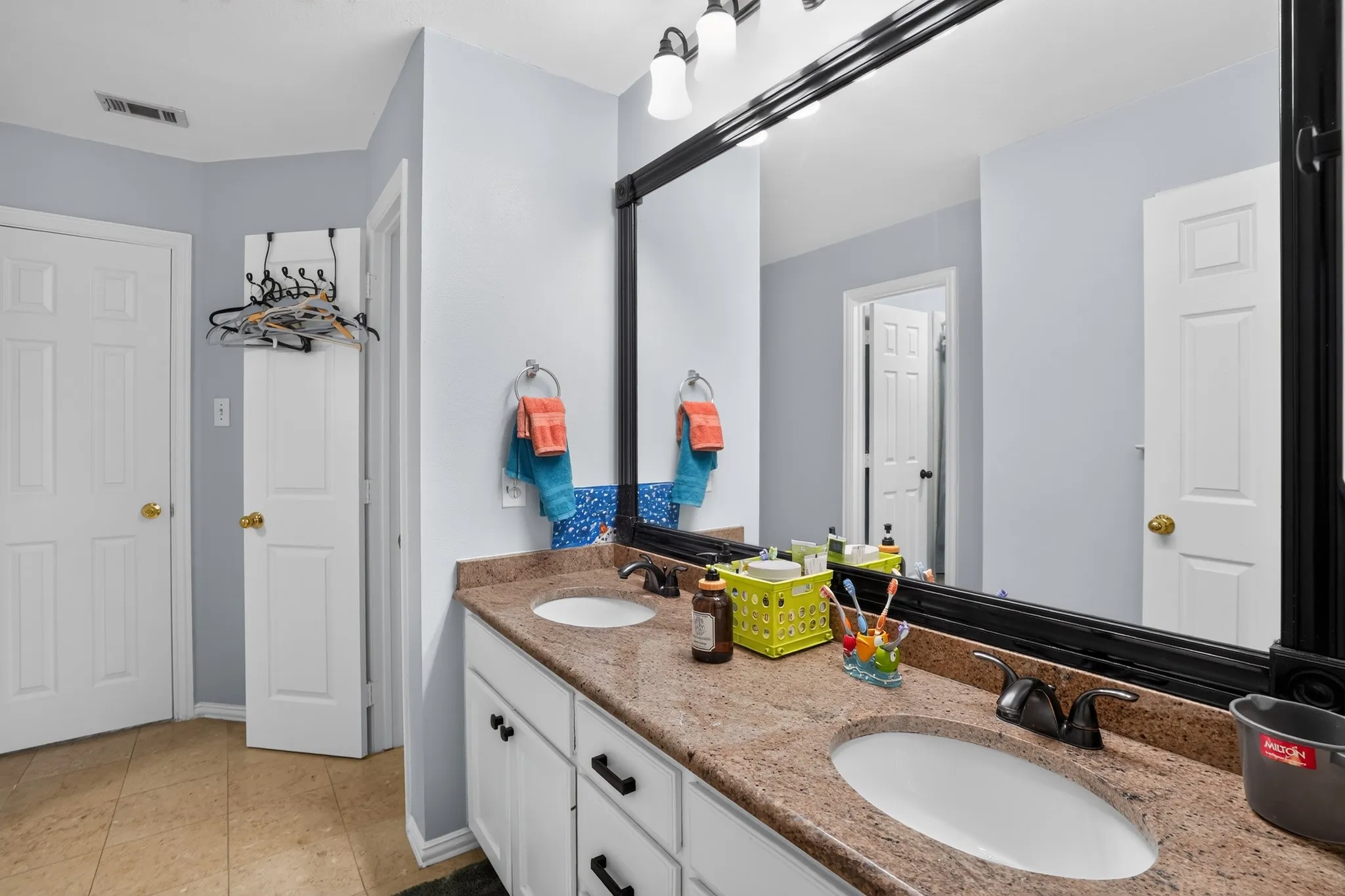 Single Family Residence For Sale in Dallas County , 10201 Perkins Drive, Irving, Texas 75063, 4 Bedroom, 3 Bathroom, 2 Garage spaces, 2,422 Sqft, built in 1994, mls#21339160, Real Estate Agent in Irving, Homes For Sale in Dallas county, Homes For Sale in Irving, Realtor in Irving Texas, Real Estate Brokerage Independent Realty Texas, Luminita Cordes Realtor