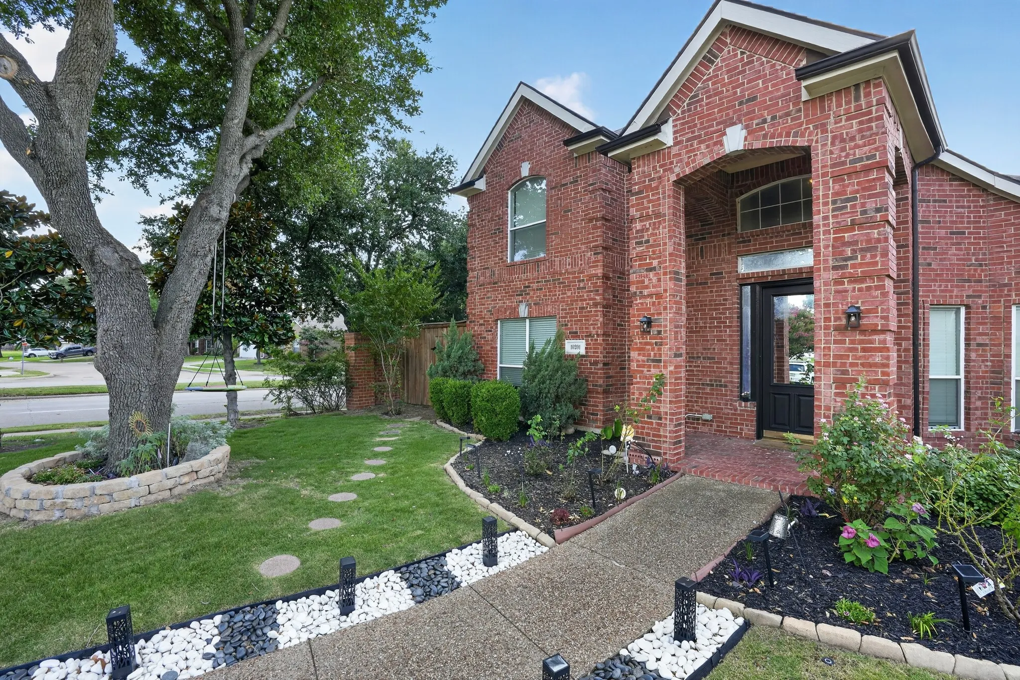 Single Family Residence For Sale in Dallas County , 10201 Perkins Drive, Irving, Texas 75063, 4 Bedroom, 3 Bathroom, 2 Garage spaces, 2,422 Sqft, built in 1994, mls#21339160, Real Estate Agent in Irving, Homes For Sale in Dallas county, Homes For Sale in Irving, Realtor in Irving Texas, Real Estate Brokerage Independent Realty Texas, Luminita Cordes Realtor