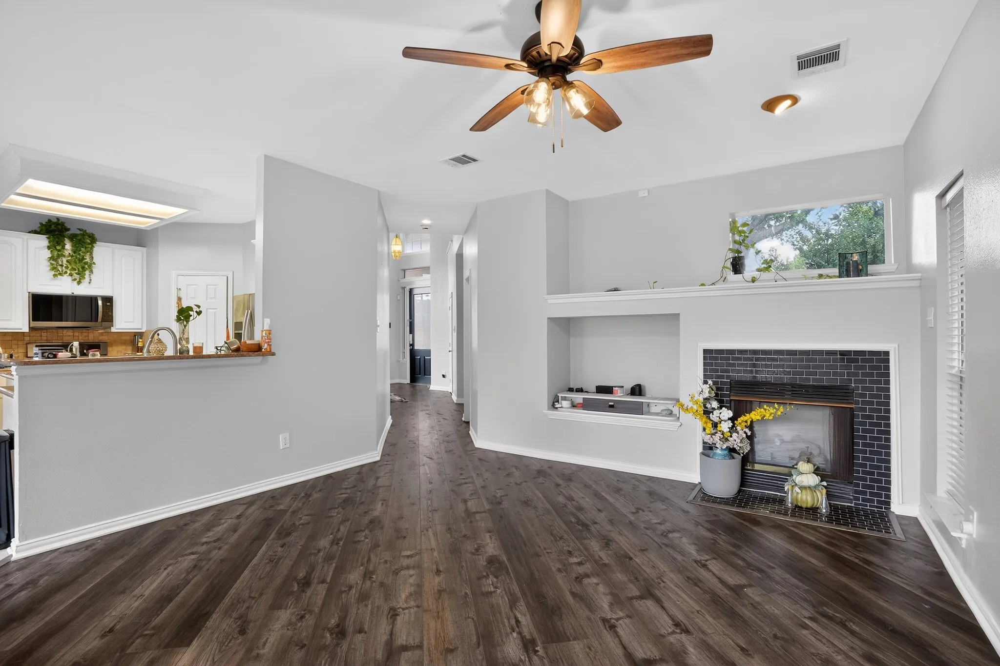 Single Family Residence For Sale in Dallas County , 10201 Perkins Drive, Irving, Texas 75063, 4 Bedroom, 3 Bathroom, 2 Garage spaces, 2,422 Sqft, built in 1994, mls#21339160, Real Estate Agent in Irving, Homes For Sale in Dallas county, Homes For Sale in Irving, Realtor in Irving Texas, Real Estate Brokerage Independent Realty Texas, Luminita Cordes Realtor