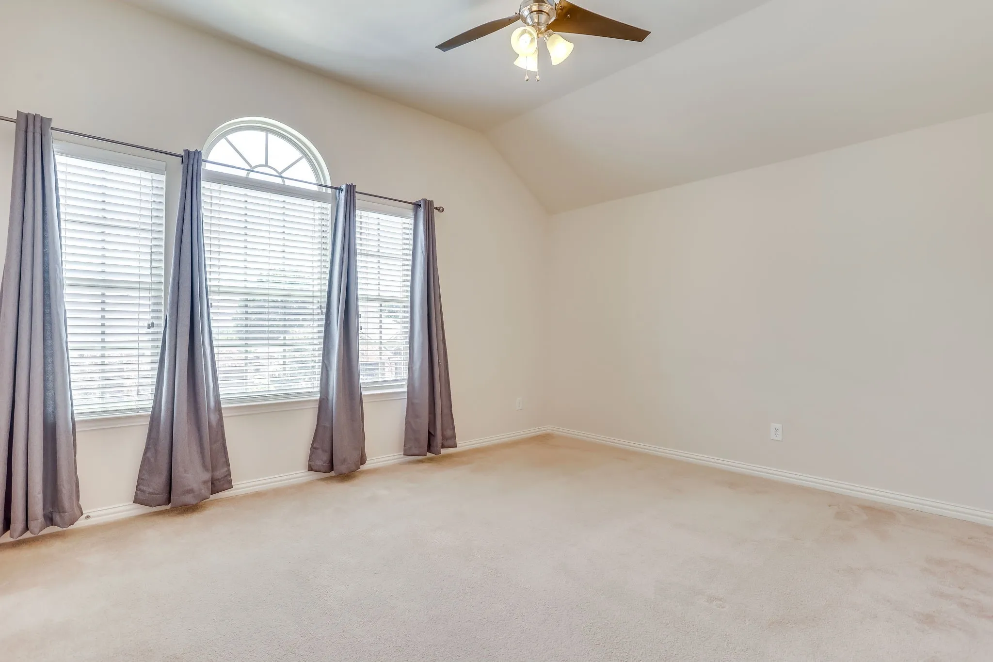 Single Family Residence For Sale in Rockwall County , 804 Miramar Drive, Rockwall, Texas 75087, 4 Bedroom, 3 Bathroom, 2 Garage spaces, 3,535 Sqft, built in 2010, mls#21339197, Real Estate Agent in Rockwall, Homes For Sale in Rockwall county, Homes For Sale in Rockwall, Realtor in Rockwall Texas, Real Estate Brokerage Independent Realty Texas, Luminita Cordes Realtor