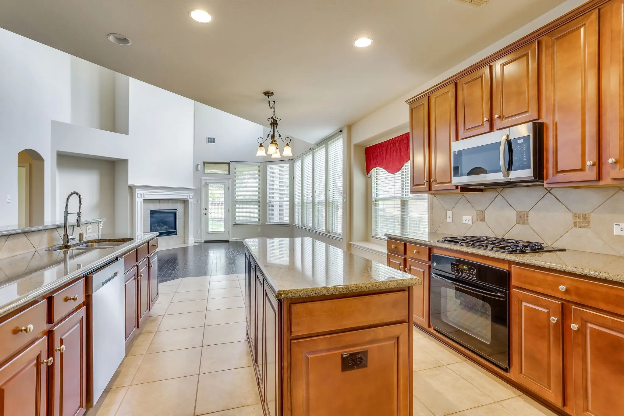Single Family Residence For Sale in Rockwall County , 804 Miramar Drive, Rockwall, Texas 75087, 4 Bedroom, 3 Bathroom, 2 Garage spaces, 3,535 Sqft, built in 2010, mls#21339197, Real Estate Agent in Rockwall, Homes For Sale in Rockwall county, Homes For Sale in Rockwall, Realtor in Rockwall Texas, Real Estate Brokerage Independent Realty Texas, Luminita Cordes Realtor