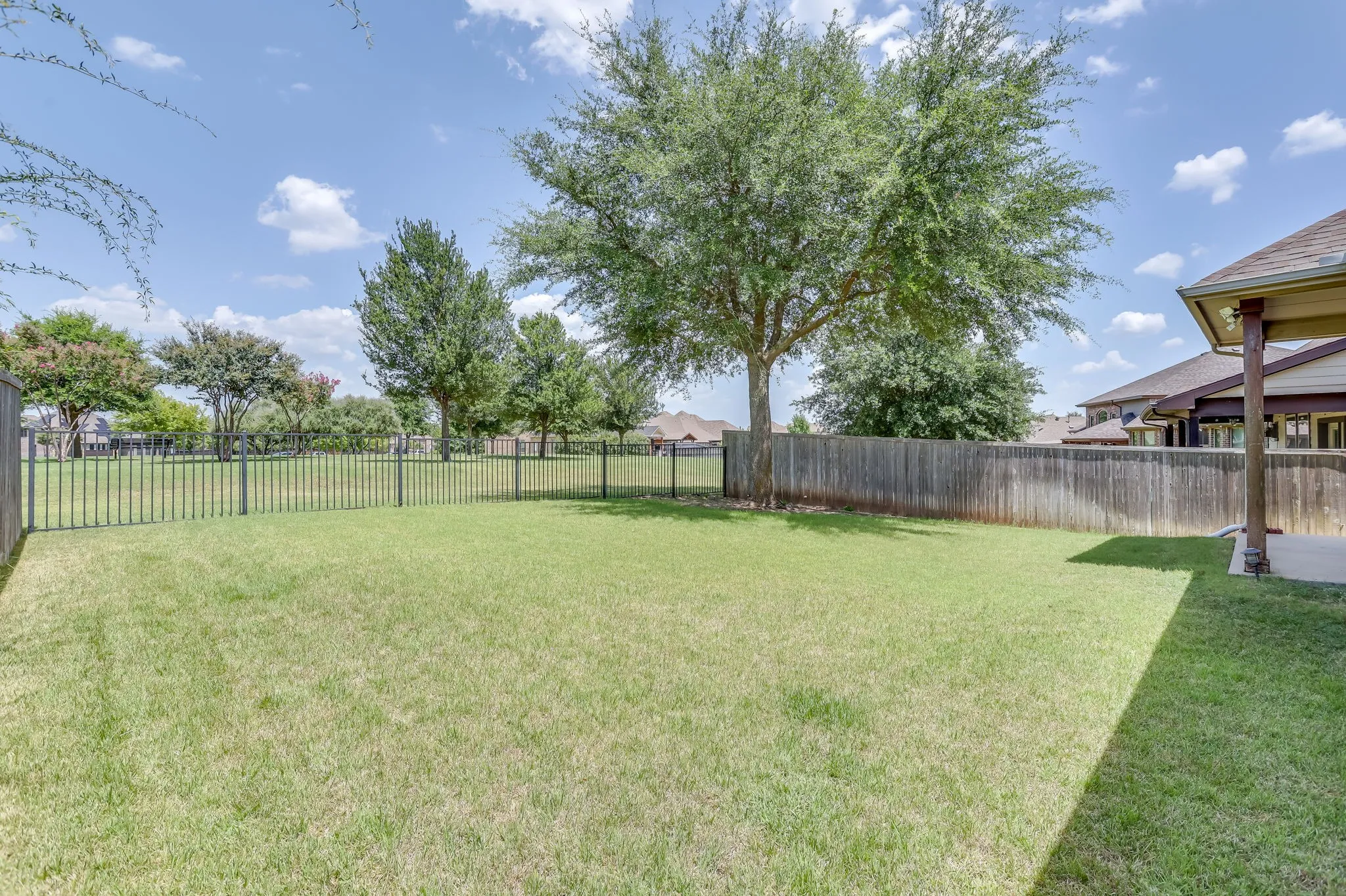 Single Family Residence For Sale in Rockwall County , 804 Miramar Drive, Rockwall, Texas 75087, 4 Bedroom, 3 Bathroom, 2 Garage spaces, 3,535 Sqft, built in 2010, mls#21339197, Real Estate Agent in Rockwall, Homes For Sale in Rockwall county, Homes For Sale in Rockwall, Realtor in Rockwall Texas, Real Estate Brokerage Independent Realty Texas, Luminita Cordes Realtor