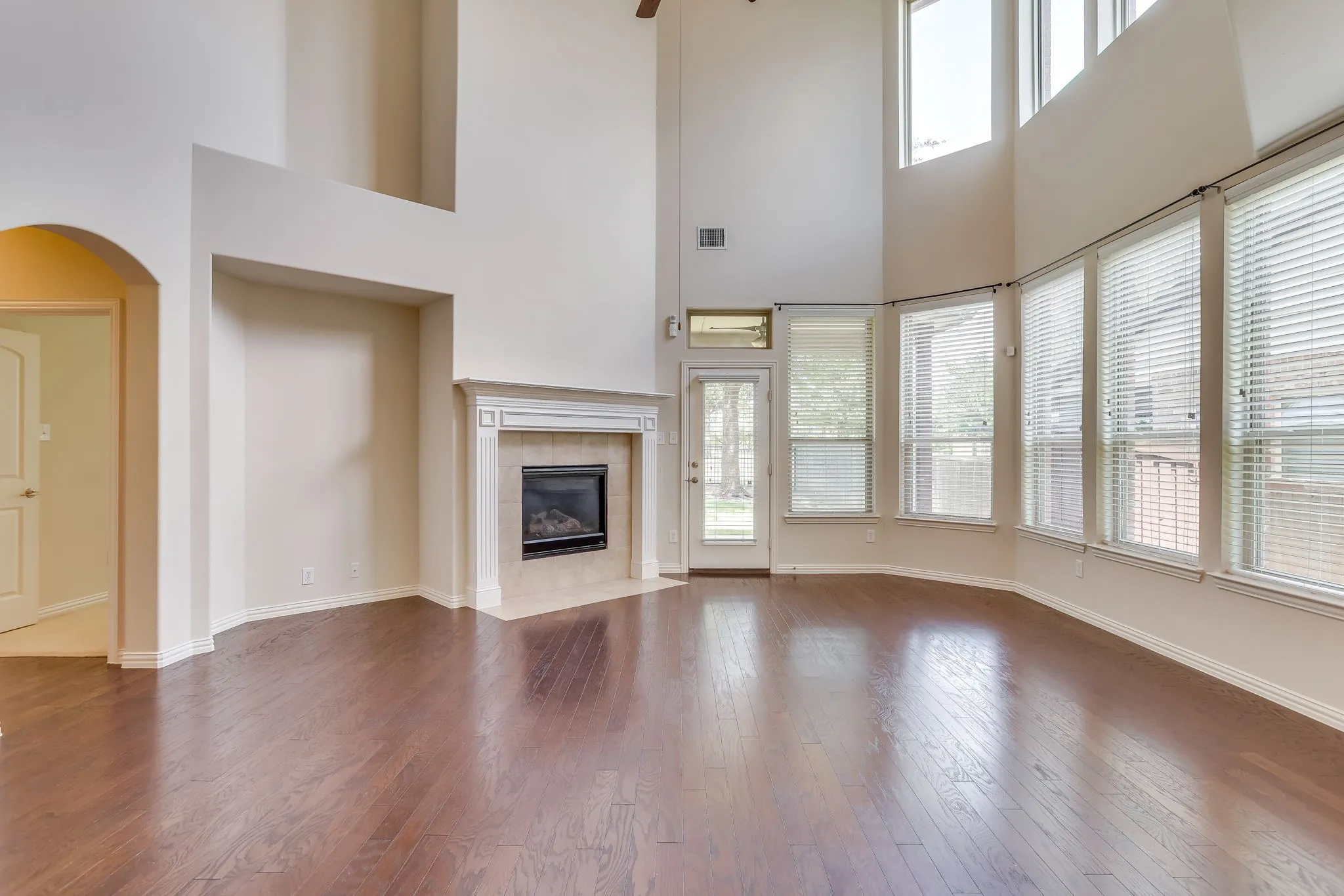 Single Family Residence For Sale in Rockwall County , 804 Miramar Drive, Rockwall, Texas 75087, 4 Bedroom, 3 Bathroom, 2 Garage spaces, 3,535 Sqft, built in 2010, mls#21339197, Real Estate Agent in Rockwall, Homes For Sale in Rockwall county, Homes For Sale in Rockwall, Realtor in Rockwall Texas, Real Estate Brokerage Independent Realty Texas, Luminita Cordes Realtor