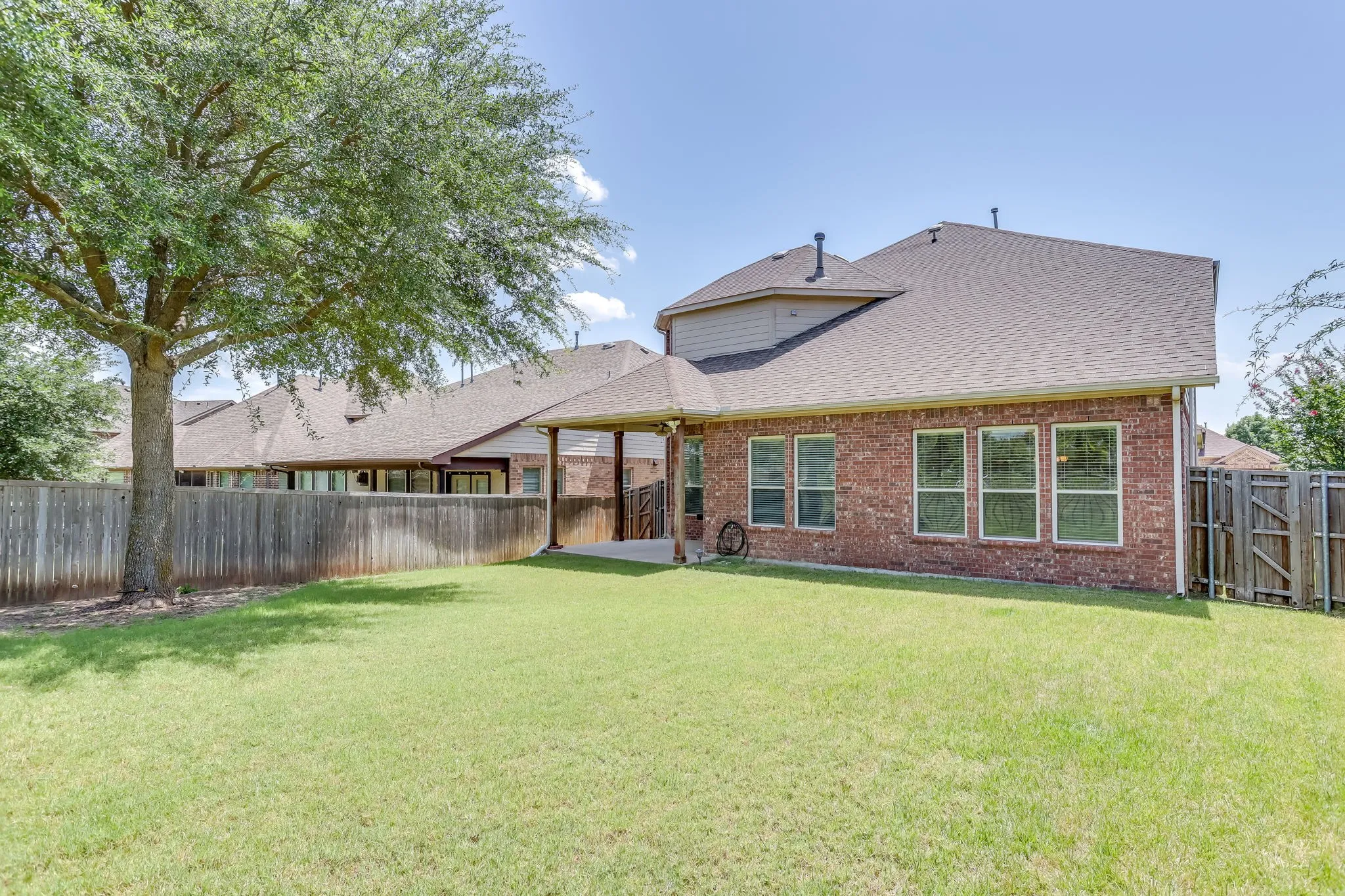 Single Family Residence For Sale in Rockwall County , 804 Miramar Drive, Rockwall, Texas 75087, 4 Bedroom, 3 Bathroom, 2 Garage spaces, 3,535 Sqft, built in 2010, mls#21339197, Real Estate Agent in Rockwall, Homes For Sale in Rockwall county, Homes For Sale in Rockwall, Realtor in Rockwall Texas, Real Estate Brokerage Independent Realty Texas, Luminita Cordes Realtor