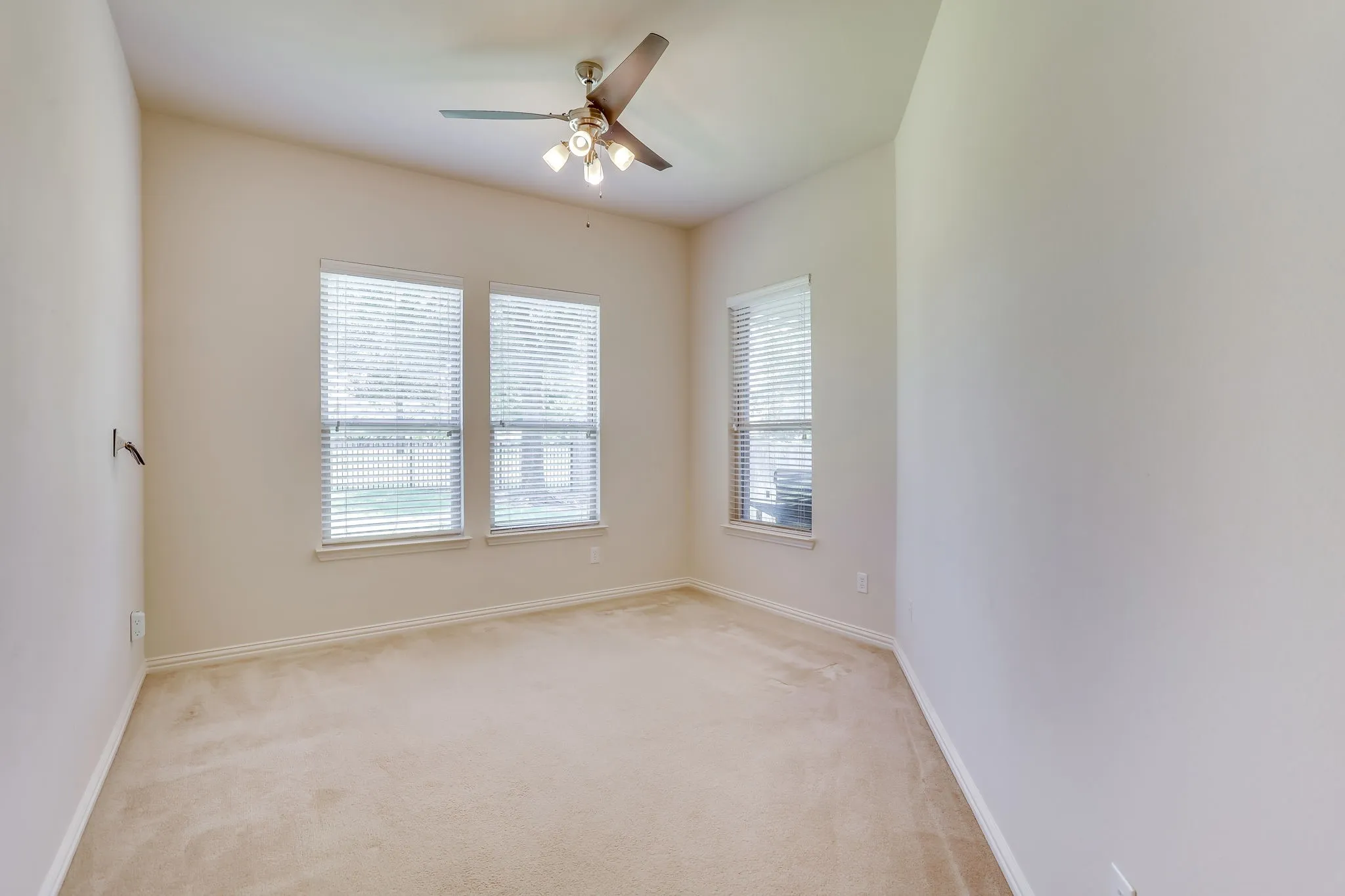 Single Family Residence For Sale in Rockwall County , 804 Miramar Drive, Rockwall, Texas 75087, 4 Bedroom, 3 Bathroom, 2 Garage spaces, 3,535 Sqft, built in 2010, mls#21339197, Real Estate Agent in Rockwall, Homes For Sale in Rockwall county, Homes For Sale in Rockwall, Realtor in Rockwall Texas, Real Estate Brokerage Independent Realty Texas, Luminita Cordes Realtor