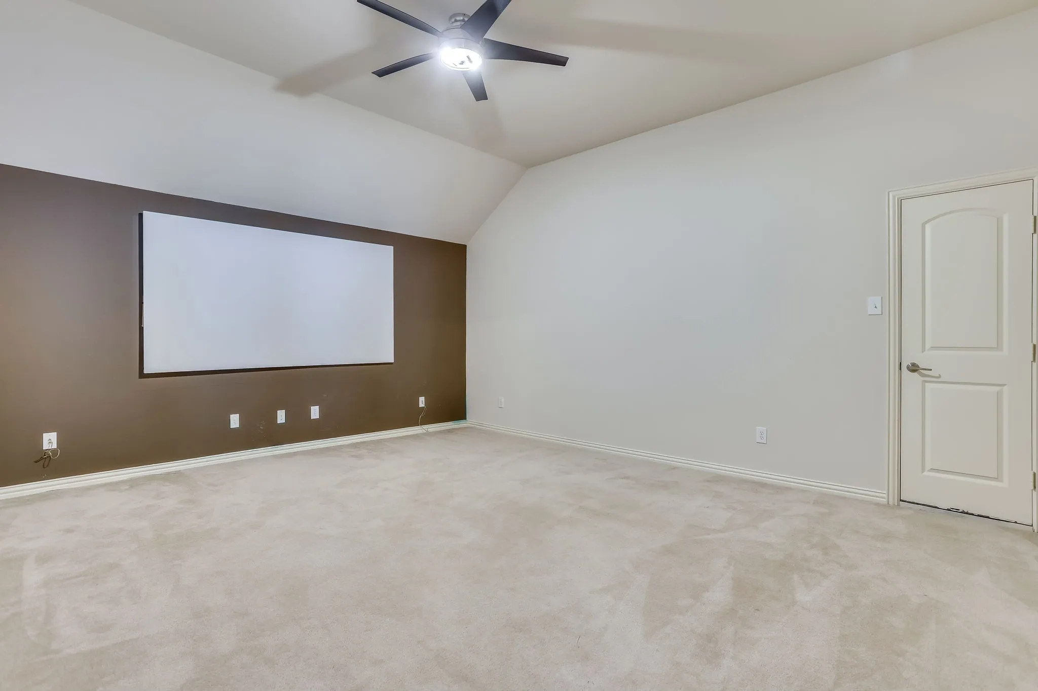 Single Family Residence For Sale in Rockwall County , 804 Miramar Drive, Rockwall, Texas 75087, 4 Bedroom, 3 Bathroom, 2 Garage spaces, 3,535 Sqft, built in 2010, mls#21339197, Real Estate Agent in Rockwall, Homes For Sale in Rockwall county, Homes For Sale in Rockwall, Realtor in Rockwall Texas, Real Estate Brokerage Independent Realty Texas, Luminita Cordes Realtor