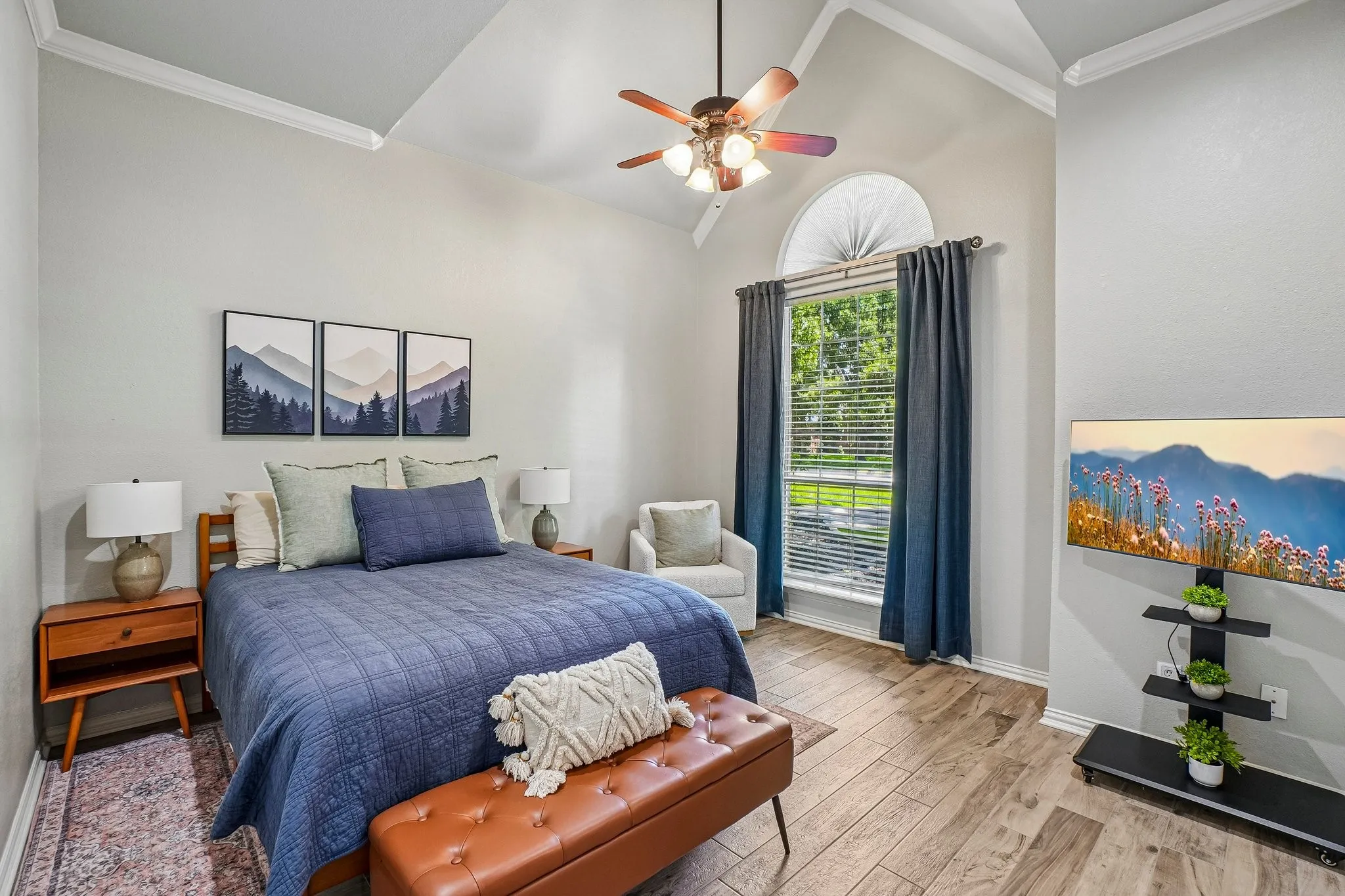 Vaulted ceiling with crown molding and ceiling fan