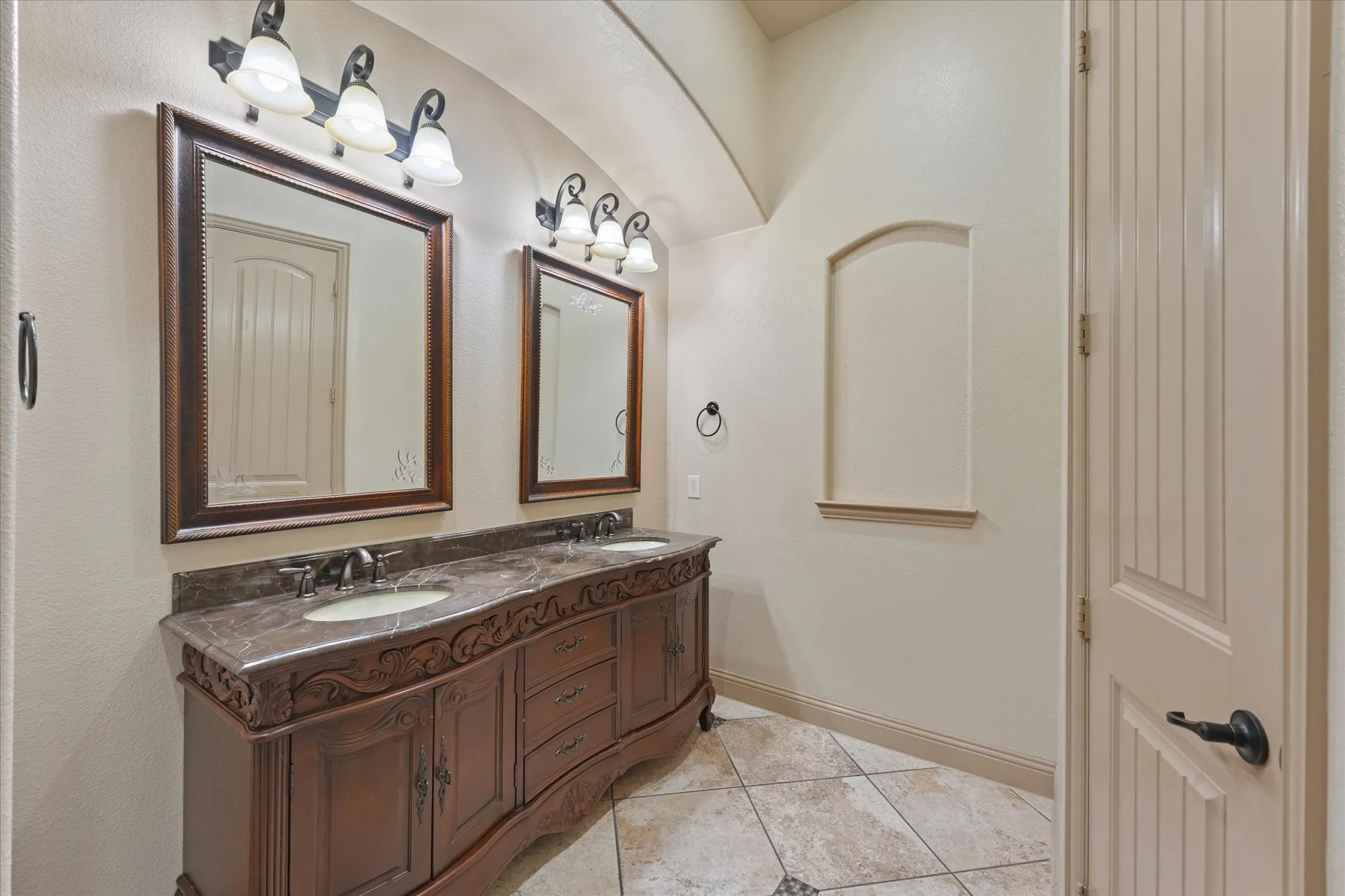 Single Family Residence For Sale in Collin County , 7910 Edgeglen Trail, Sachse, Texas 75048, 5 Bedroom, 4 Bathroom, 3 Garage spaces, 3,815 Sqft, built in 2014, mls#21337712, Real Estate Agent in Sachse, Homes For Sale in Collin county, Homes For Sale in Sachse, Realtor in Sachse Texas, Real Estate Brokerage Independent Realty Texas, Luminita Cordes Realtor