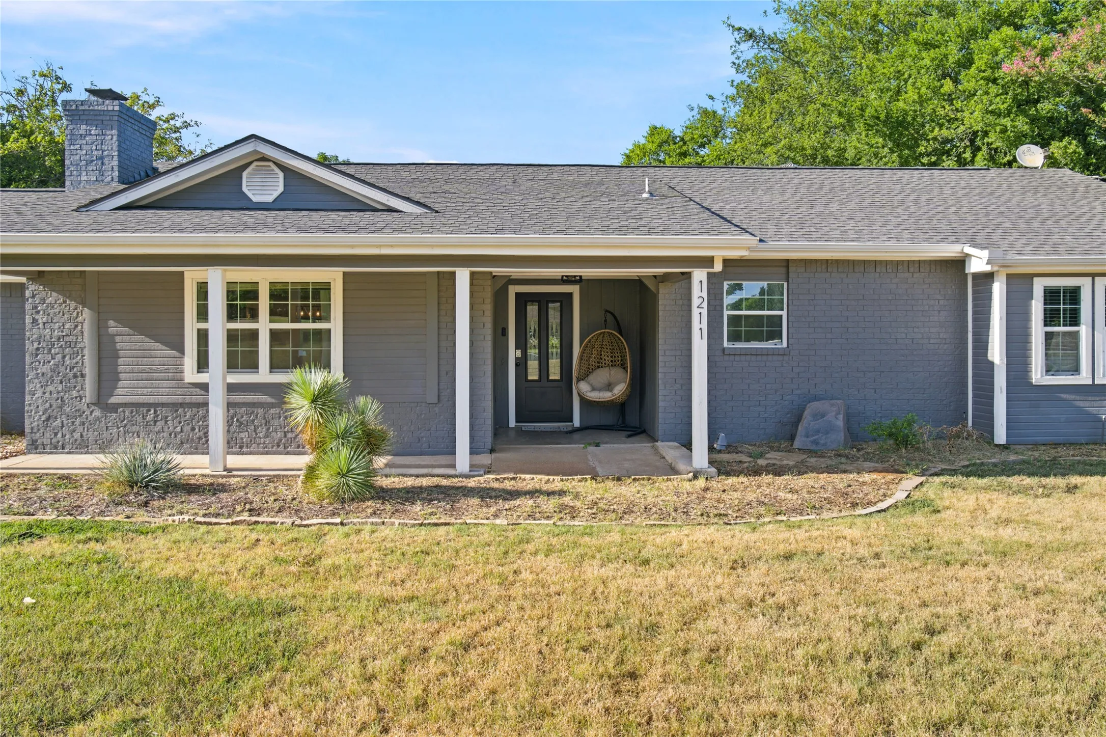 Single Family Residence For Rent in Ellis County , 1211 Mcalpin Road, Midlothian, Texas 76065, 4 Bedrooms, 3 Bathrooms, 2 Garage spaces, 2,104 Sqft, built in 1983, Price $3,800, mls#21339061, Real Estate Agent in Midlothian, Homes For Rent in Ellis county, Homes For Rent in Midlothian, Realtor in Midlothian Texas, Real Estate Brokerage Independent Realty Texas, Luminita Cordes Realtor