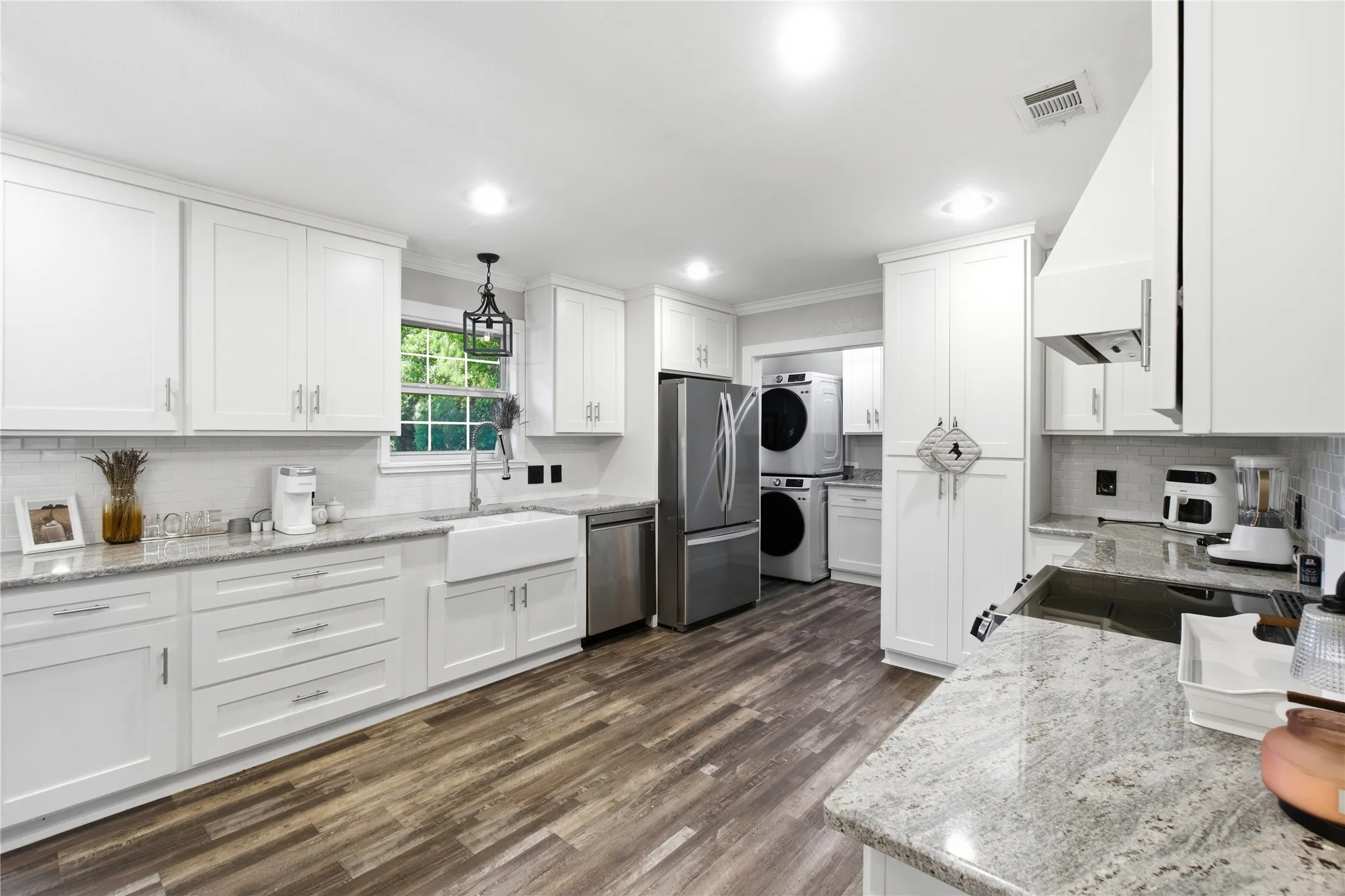 Single Family Residence For Rent in Ellis County , 1211 Mcalpin Road, Midlothian, Texas 76065, 4 Bedrooms, 3 Bathrooms, 2 Garage spaces, 2,104 Sqft, built in 1983, Price $3,800, mls#21339061, Real Estate Agent in Midlothian, Homes For Rent in Ellis county, Homes For Rent in Midlothian, Realtor in Midlothian Texas, Real Estate Brokerage Independent Realty Texas, Luminita Cordes Realtor