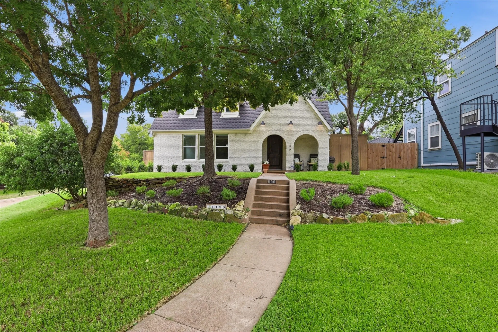 Single Family Residence For Sale in Dallas County , 1136 Woodlawn Avenue, Dallas, Texas 75208, 3 Bedroom, 3 Bathroom, Garage spaces, 2,017 Sqft, built in 1940, mls#21334370, Real Estate Agent in Dallas, Homes For Sale in Dallas county, Homes For Sale in Dallas, Realtor in Dallas Texas, Real Estate Brokerage Independent Realty Texas, Luminita Cordes Realtor