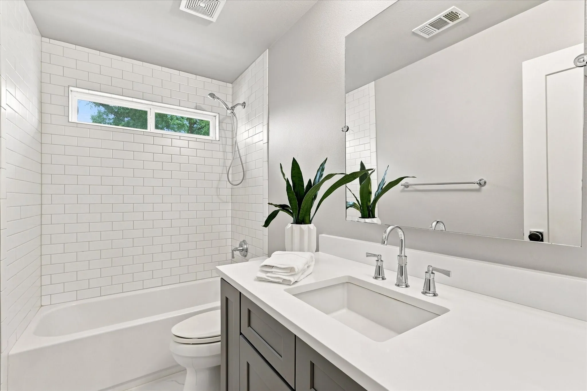 Single Family Residence For Sale in Dallas County , 1136 Woodlawn Avenue, Dallas, Texas 75208, 3 Bedroom, 3 Bathroom, Garage spaces, 2,017 Sqft, built in 1940, mls#21334370, Real Estate Agent in Dallas, Homes For Sale in Dallas county, Homes For Sale in Dallas, Realtor in Dallas Texas, Real Estate Brokerage Independent Realty Texas, Luminita Cordes Realtor
