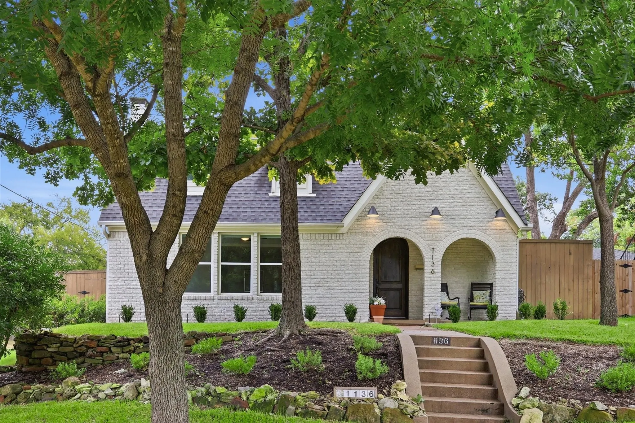 Single Family Residence For Sale in Dallas County , 1136 Woodlawn Avenue, Dallas, Texas 75208, 3 Bedroom, 3 Bathroom, Garage spaces, 2,017 Sqft, built in 1940, mls#21334370, Real Estate Agent in Dallas, Homes For Sale in Dallas county, Homes For Sale in Dallas, Realtor in Dallas Texas, Real Estate Brokerage Independent Realty Texas, Luminita Cordes Realtor