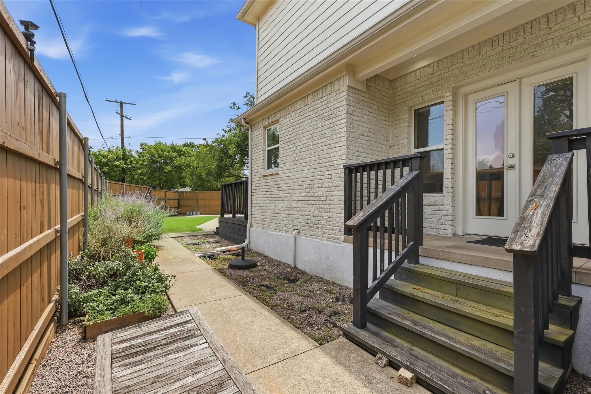 Single Family Residence For Sale in Dallas County , 1136 Woodlawn Avenue, Dallas, Texas 75208, 3 Bedroom, 3 Bathroom, Garage spaces, 2,017 Sqft, built in 1940, mls#21334370, Real Estate Agent in Dallas, Homes For Sale in Dallas county, Homes For Sale in Dallas, Realtor in Dallas Texas, Real Estate Brokerage Independent Realty Texas, Luminita Cordes Realtor