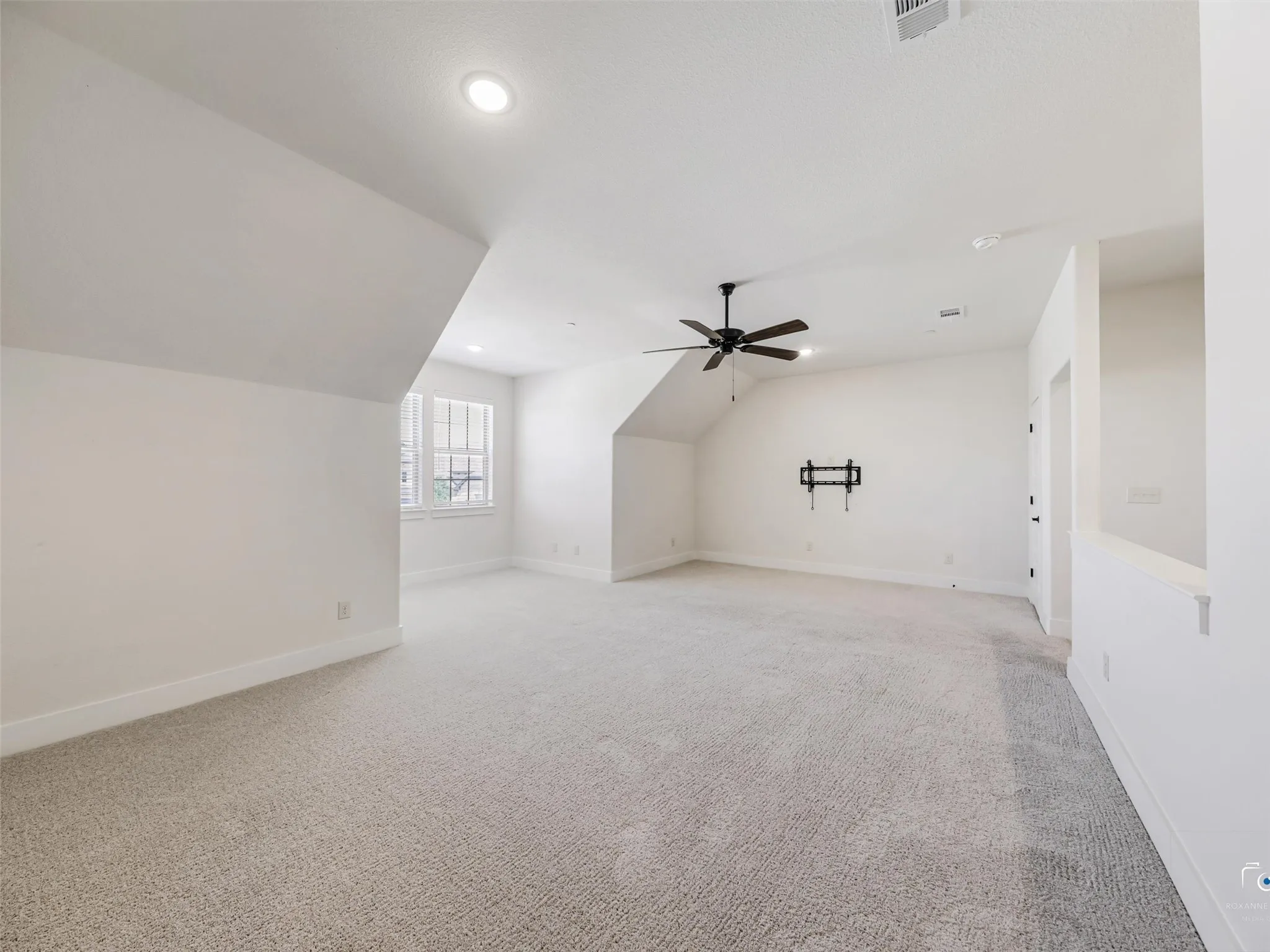Single Family Residence For Sale in Collin County , 301 Florence Drive, Prosper, Texas 75078, 3 Bedroom, 3 Bathroom, 2 Garage spaces, 3,003 Sqft, built in 2023, mls#21332399, Real Estate Agent in Prosper, Homes For Sale in Collin county, Homes For Sale in Prosper, Realtor in Prosper Texas, Real Estate Brokerage Independent Realty Texas, Luminita Cordes Realtor