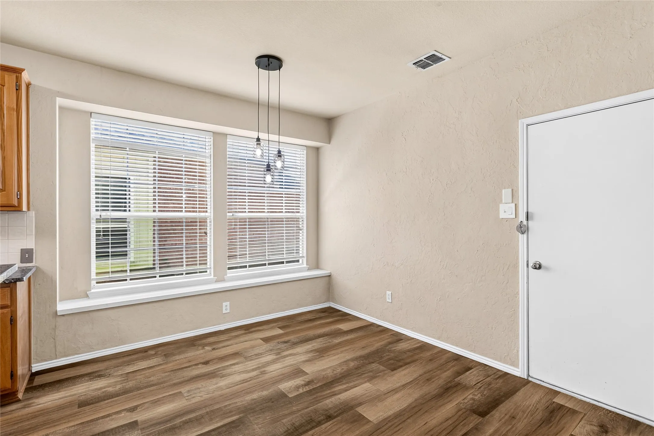 Single Family Residence For Rent in Denton County , 4325 Boca Raton Drive, The Colony, Texas 75056, 5 Bedroom, 3 Bathroom, 2 Garage spaces, 3,307 Sqft, built in 1997, mls#21335122, Real Estate Agent in The Colony, Homes For Rent in Denton county, Homes For Rent in The Colony, Realtor in The Colony Texas, Real Estate Brokerage Independent Realty Texas, Luminita Cordes Realtor