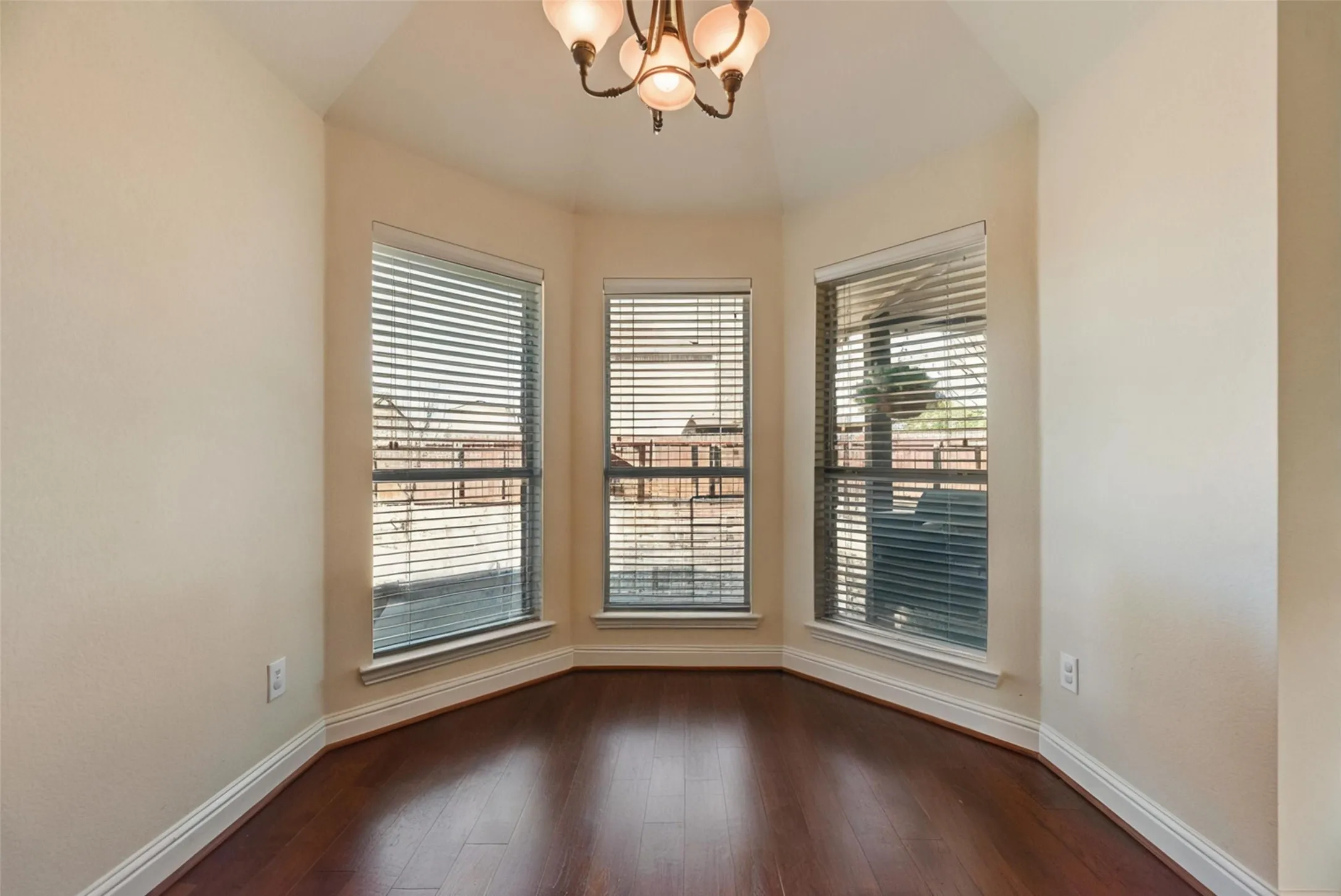 Single Family Residence For Sale in Collin County , 750 Stefhanie Drive, Celina, Texas 75009, 3 Bedroom, 2 Bathroom, 2 Garage spaces, 1,766 Sqft, built in 2005, mls#21337486, Real Estate Agent in Celina, Homes For Sale in Collin county, Homes For Sale in Celina, Realtor in Celina Texas, Real Estate Brokerage Independent Realty Texas, Luminita Cordes Realtor