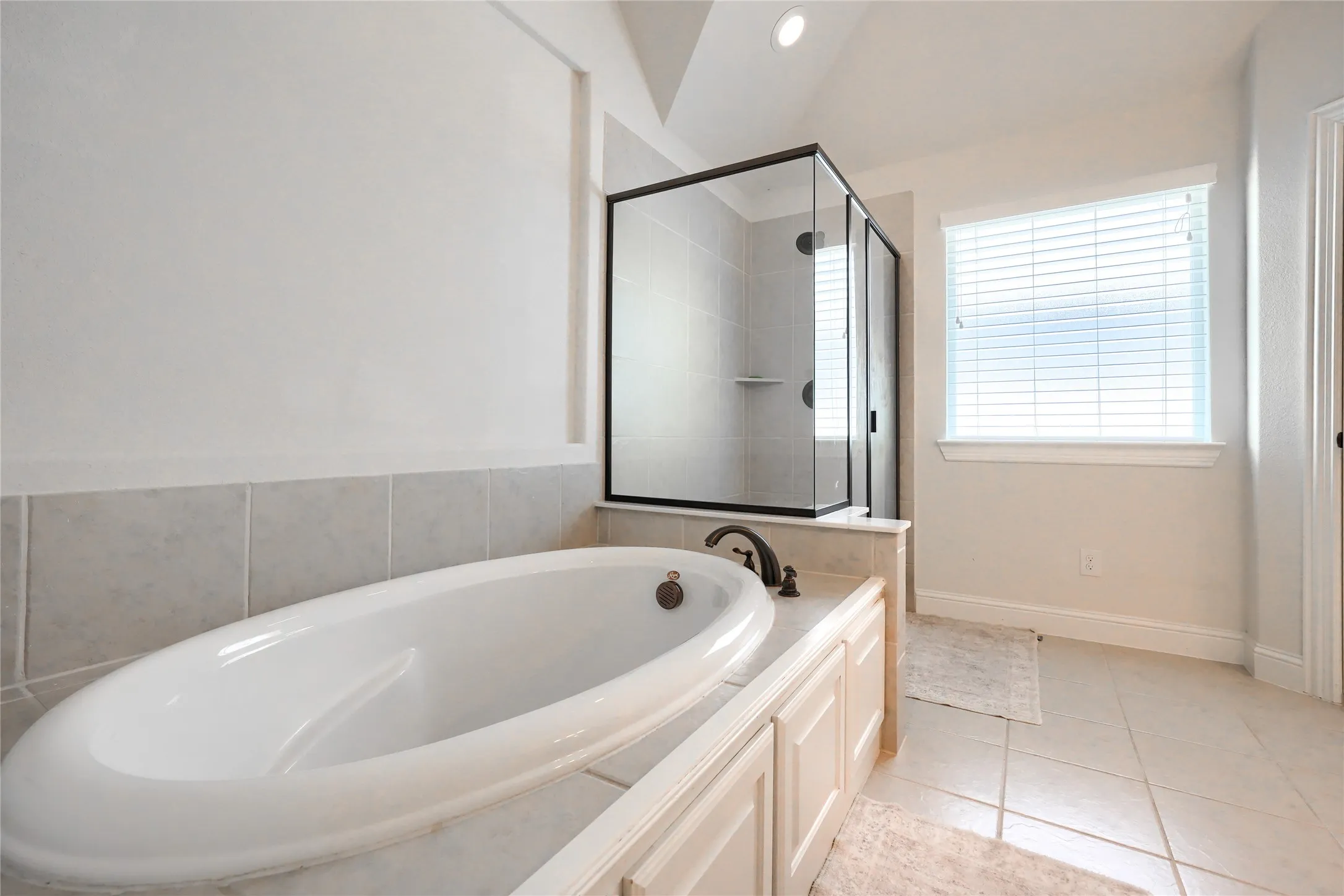 Single Family Residence For Rent in Denton County , 625 Yarrow Street, Little Elm, Texas 75068, 5 Bedroom, 4 Bathroom, 3 Garage spaces, 4,070 Sqft, built in 2018, mls#21339234, Real Estate Agent in Little Elm, Homes For Rent in Denton county, Homes For Rent in Little Elm, Realtor in Little Elm Texas, Real Estate Brokerage Independent Realty Texas, Luminita Cordes Realtor