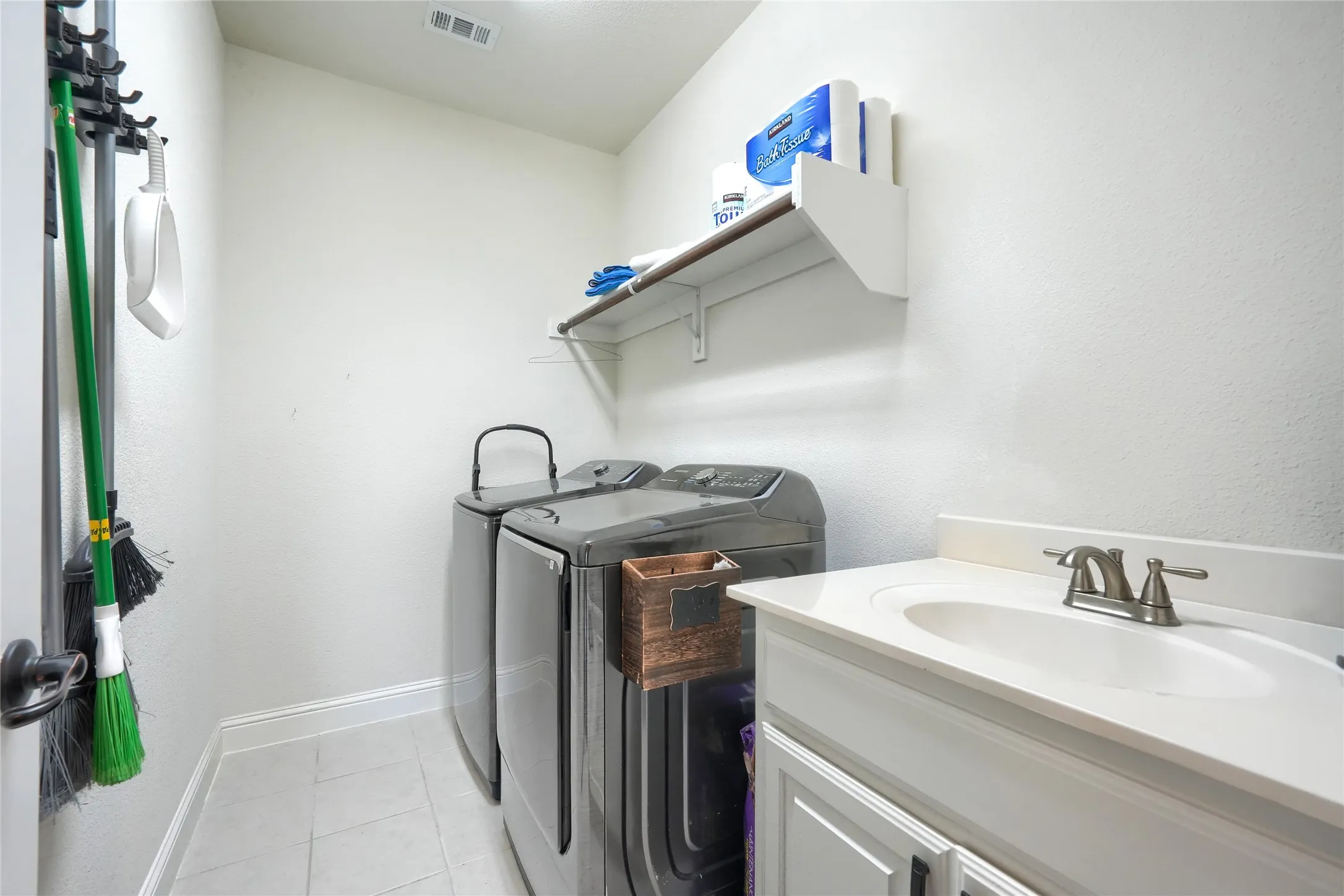 Single Family Residence For Rent in Denton County , 625 Yarrow Street, Little Elm, Texas 75068, 5 Bedroom, 4 Bathroom, 3 Garage spaces, 4,070 Sqft, built in 2018, mls#21339234, Real Estate Agent in Little Elm, Homes For Rent in Denton county, Homes For Rent in Little Elm, Realtor in Little Elm Texas, Real Estate Brokerage Independent Realty Texas, Luminita Cordes Realtor