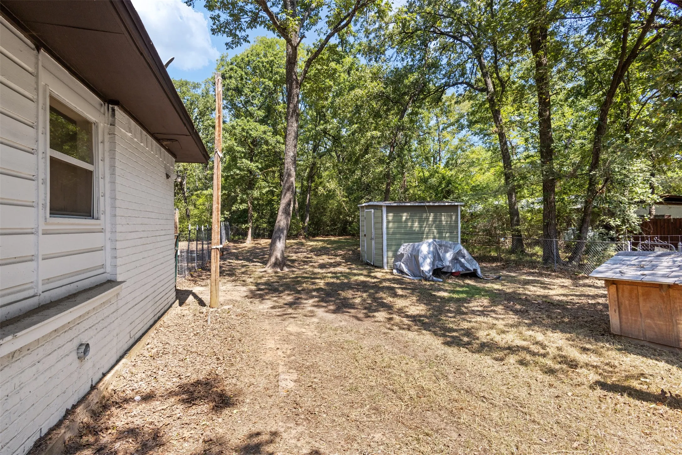 Single Family Residence For Sale in Henderson County , 14344 Daniel Boone Lane, Log Cabin, Texas 75148, 3 Bedroom, 1 Bathroom, 2 Garage spaces, 1,463 Sqft, built in 1973, mls#21337813, Real Estate Agent in Log Cabin, Homes For Sale in Henderson county, Homes For Sale in Log Cabin, Realtor in Log Cabin Texas, Real Estate Brokerage Independent Realty Texas, Luminita Cordes Realtor