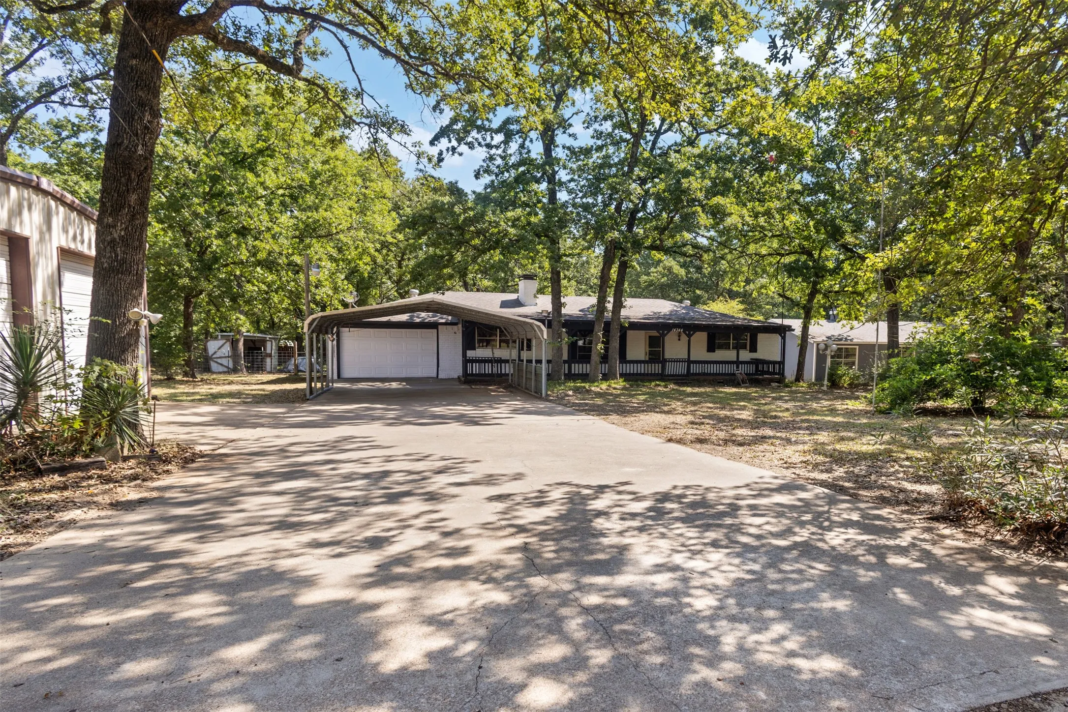 Single Family Residence For Sale in Henderson County , 14344 Daniel Boone Lane, Log Cabin, Texas 75148, 3 Bedroom, 1 Bathroom, 2 Garage spaces, 1,463 Sqft, built in 1973, mls#21337813, Real Estate Agent in Log Cabin, Homes For Sale in Henderson county, Homes For Sale in Log Cabin, Realtor in Log Cabin Texas, Real Estate Brokerage Independent Realty Texas, Luminita Cordes Realtor
