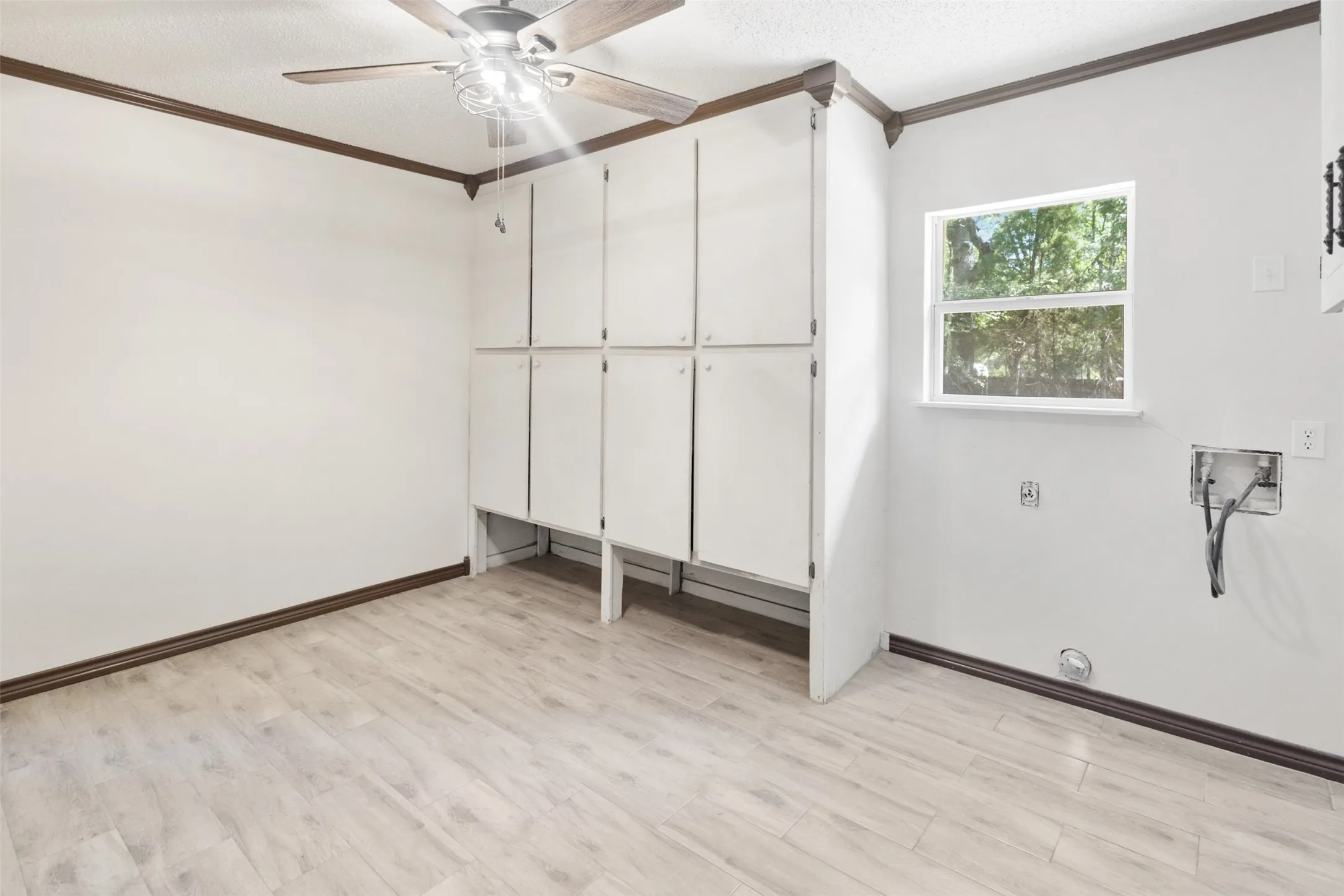 Single Family Residence For Sale in Henderson County , 14344 Daniel Boone Lane, Log Cabin, Texas 75148, 3 Bedroom, 1 Bathroom, 2 Garage spaces, 1,463 Sqft, built in 1973, mls#21337813, Real Estate Agent in Log Cabin, Homes For Sale in Henderson county, Homes For Sale in Log Cabin, Realtor in Log Cabin Texas, Real Estate Brokerage Independent Realty Texas, Luminita Cordes Realtor