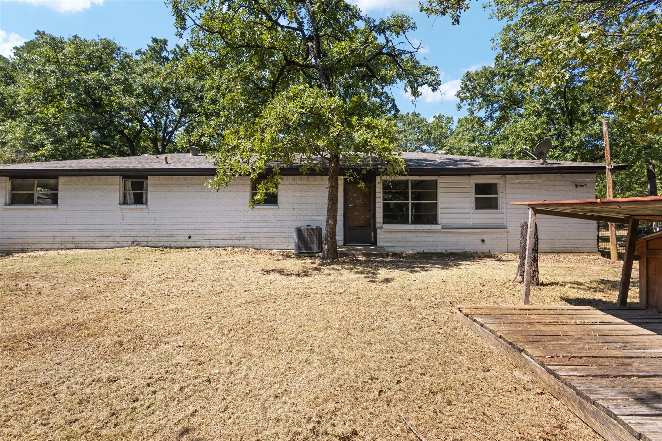 Single Family Residence For Sale in Henderson County , 14344 Daniel Boone Lane, Log Cabin, Texas 75148, 3 Bedroom, 1 Bathroom, 2 Garage spaces, 1,463 Sqft, built in 1973, mls#21337813, Real Estate Agent in Log Cabin, Homes For Sale in Henderson county, Homes For Sale in Log Cabin, Realtor in Log Cabin Texas, Real Estate Brokerage Independent Realty Texas, Luminita Cordes Realtor